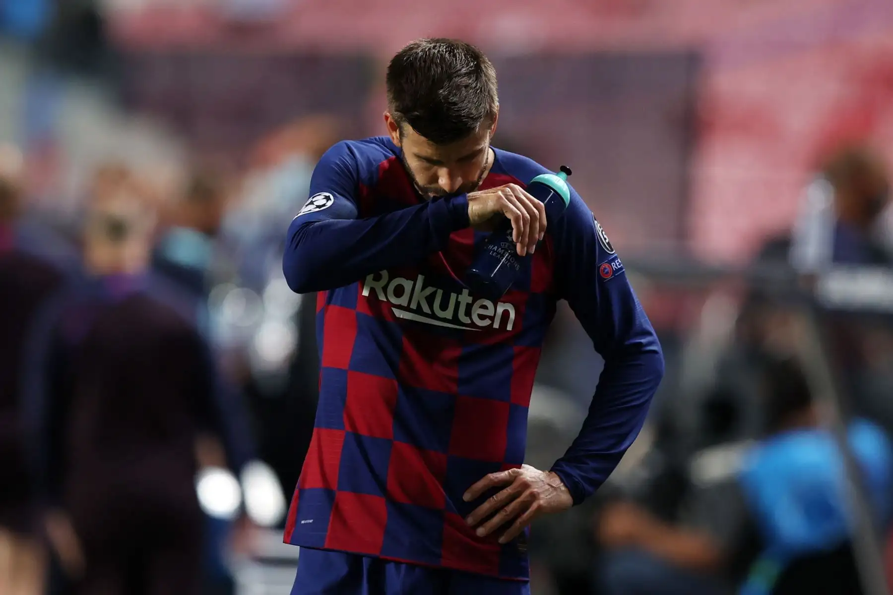 Gerard Piqué de Barcelona se muestra triste al final del partido de cuartos de final de la UEFA Champions League entre Barcelona y Bayern Munich en Lisboa.
Foto: EFE