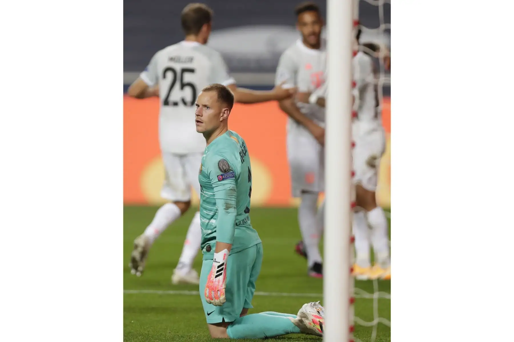 El portero Marc-Andre ter Stegen de Barcelona es derrotado durante el partido de cuartos de final de la Liga de Campeones de la UEFA entre el Barcelona y el Bayern de Múnich en Lisboa.
Foto: EFE