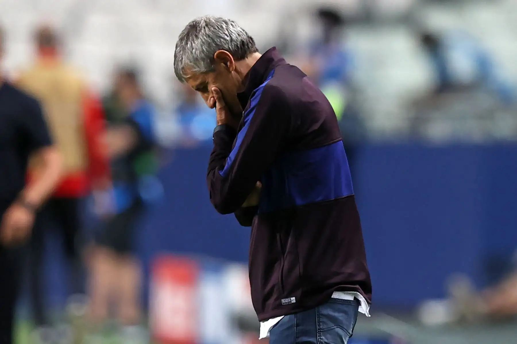 El entrenador español de Barcelona, ​​Quique Setien, se muestra derrotado  durante el partido de fútbol de cuartos de final de la Liga de Campeones de la UEFA entre el Barcelona y el Bayern de Múnich en el estadio Luz de Lisboa.
Foto: AFP