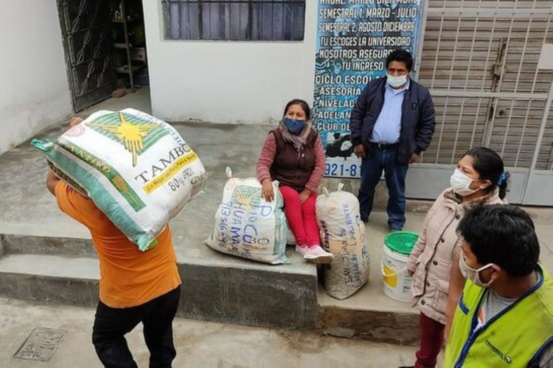 Agricultores cusqueños ponen en práctica la tradición del apachicuy y envían alimentos a familiares en Lima afectados en su economía por la pandemia del covid-19. ANDINA/Difusión