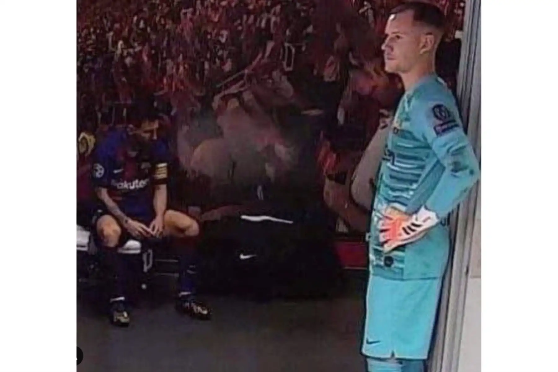 Tras la derrota del Barcelona, se viralizó una imagen de Leonel Messi  en el vestuario donde se lo ve totalmente devastado. Con la mirada pérdida. En la puerta, Ter Stegen también aparece incrédulo ante este resultado.
Foto: Instagram Vozblaugrana
