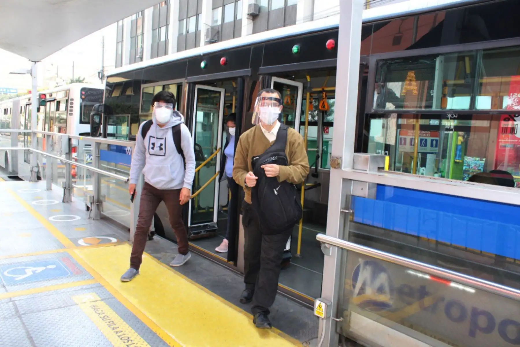Buses troncales del Metropolitano podrán trasladar hasta 28 usuarios de pie respetando el distanciamiento social. Foto: ANDINA/Difusión