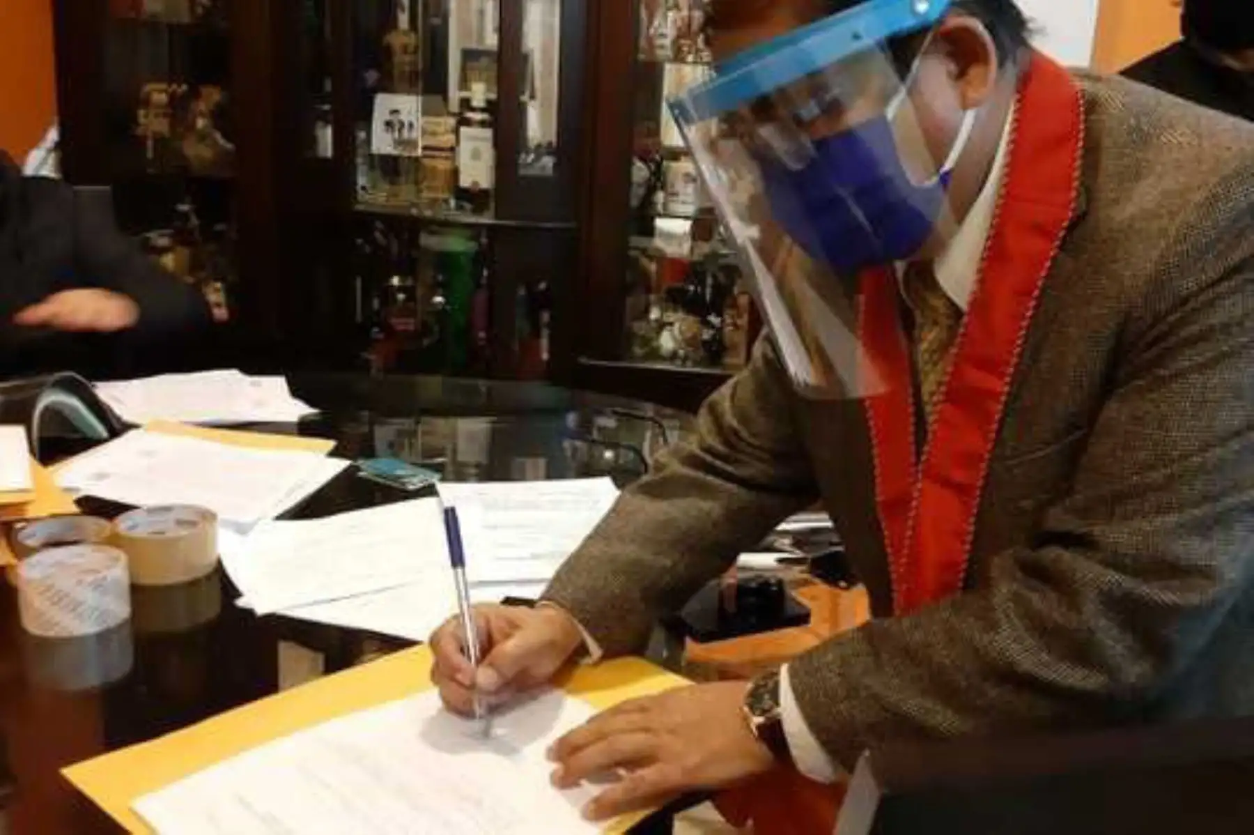 En Barranca y Huacho, diligencia de allanamiento en oficina y vivienda de juez investigado por vínculos criminales.