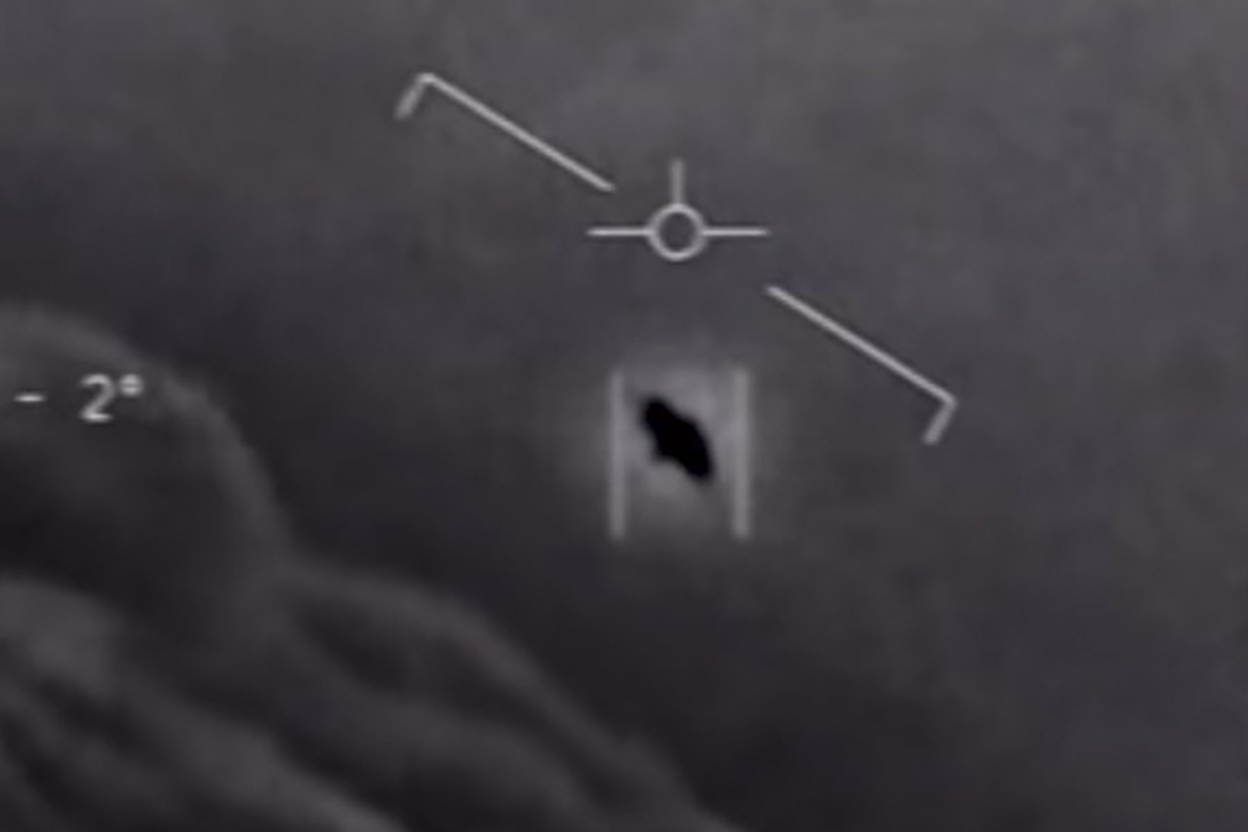 Esta imagen de captura de video obtenida el 28 de abril de 2020 por cortesía del Departamento de Defensa de los EE. UU., muestra parte de un video desclasificado tomado por pilotos de la Marina que ha circulado durante años mostrando interacciones con "fenómenos aéreos no identificados". Foto: AFP