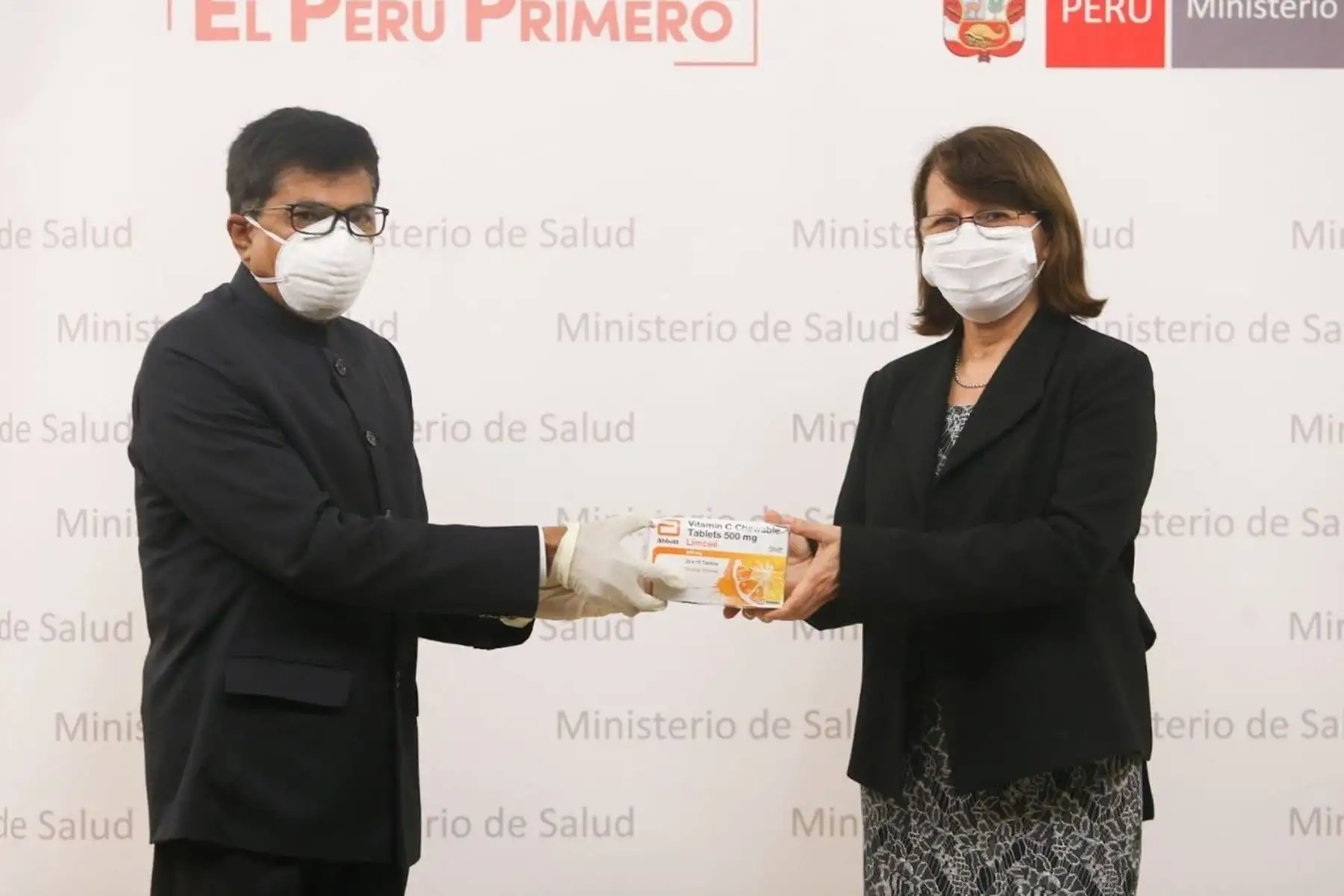 La ministra de Salud ,Pilar Mazzetti sostuvo una reunión con el embajador de la India en el Perú, Mandarapu Subbarayudu. Ambos participaron en la entrega de más de 1 400 000 medicamentos y equipos de protección donados por el país asiático para fortalecer la lucha contra el covid -19 en  Perú.
Foto: Minsa