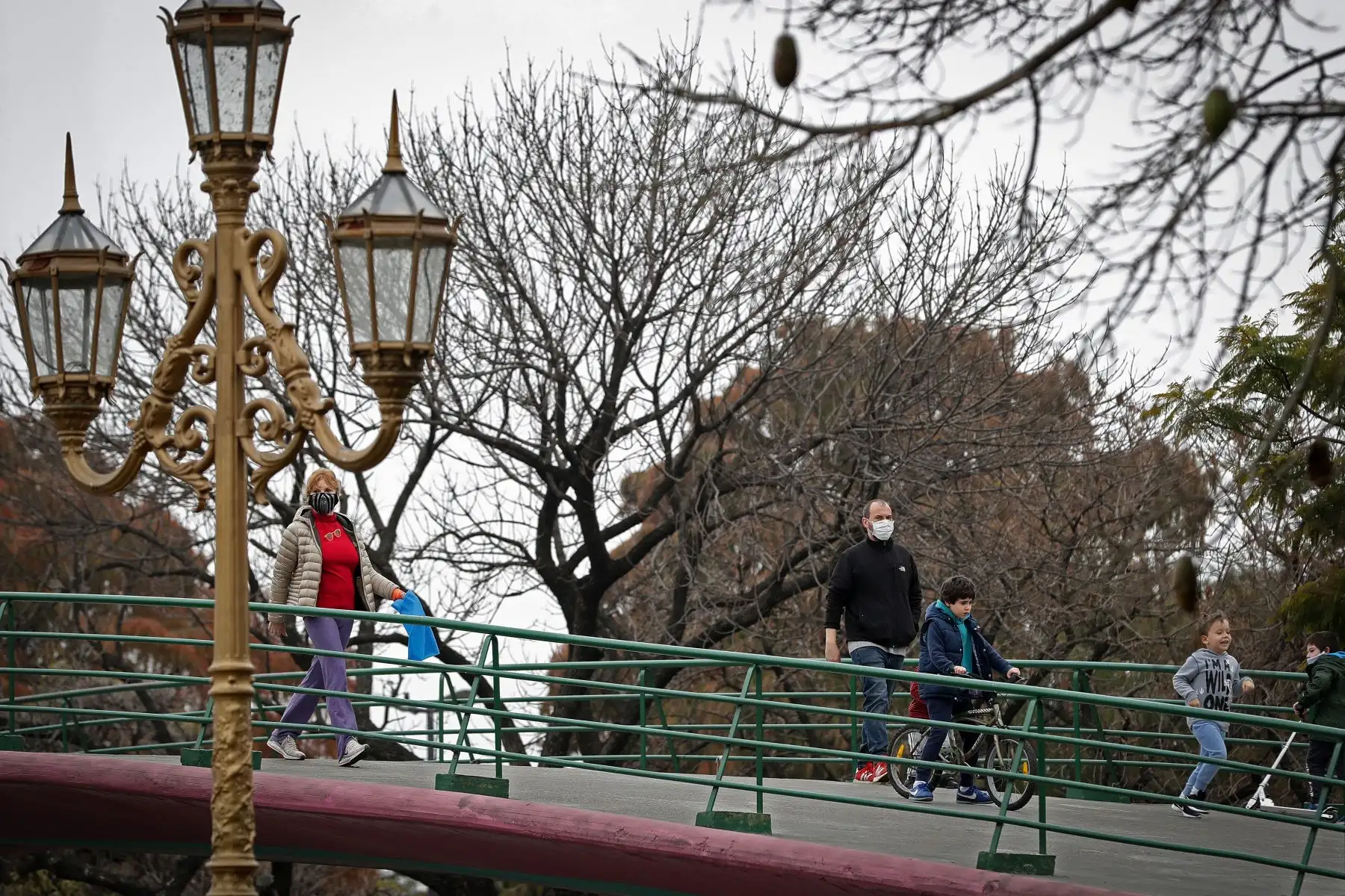 La gente da un pasea en en la ciudad de Buenos Aires, un día después de que el gobierno de Argentina anunciara relajar las medidas de contención para combatir la pandemia de Covid-19. Foto: AFP