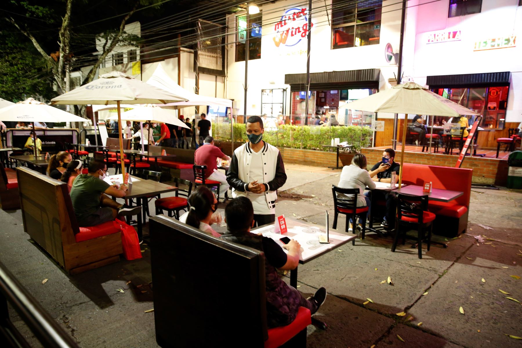 Ciudadanos de Cali, en Colombia, acuden a  restaurantes durante inicio de su reapertura como prueba piloto. Foto: EFE