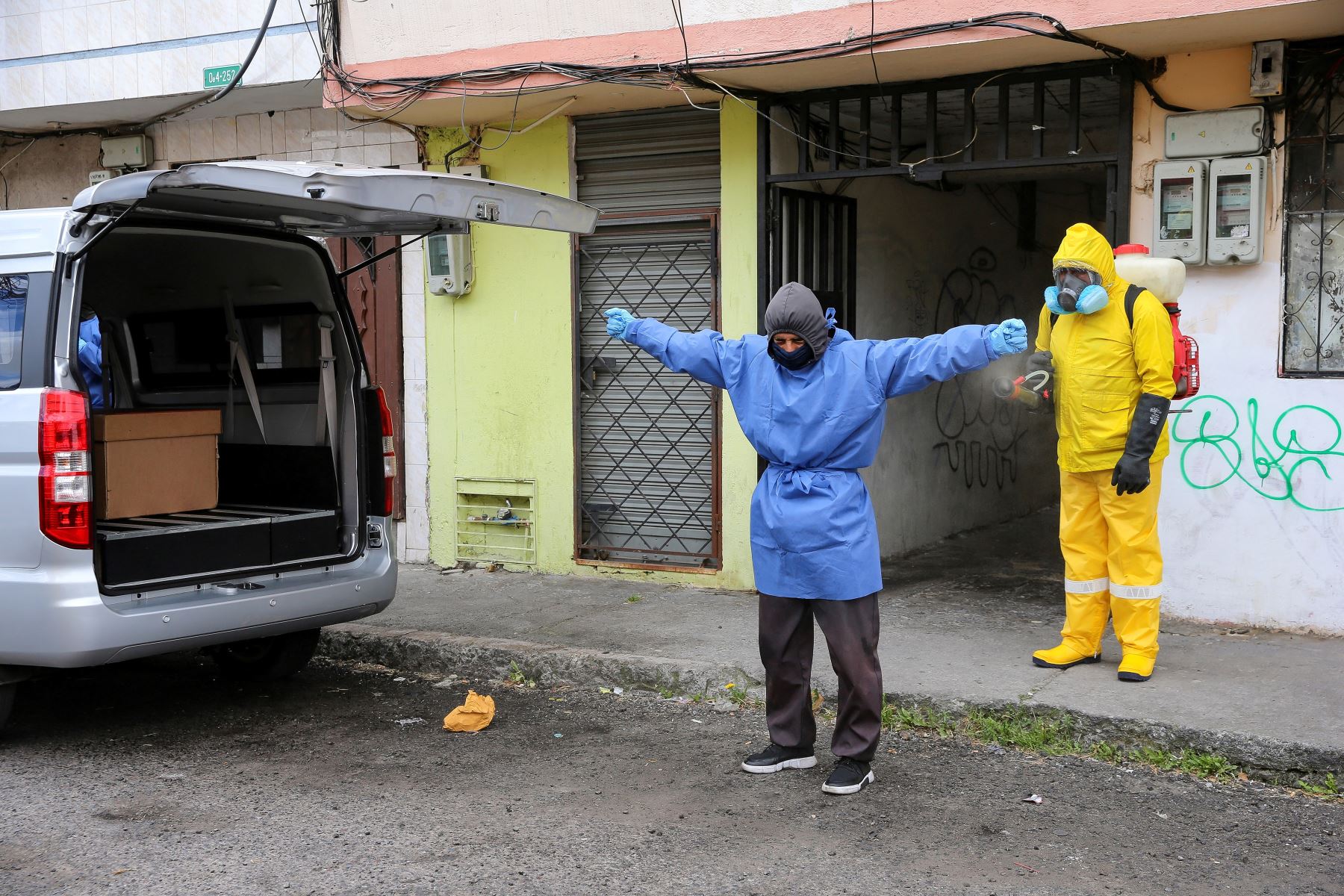 Personal Sanitario se desinfecta luego del levantamiento  de un cadáver en la ciudad Quito, en Ecuador. Foto: EFE
