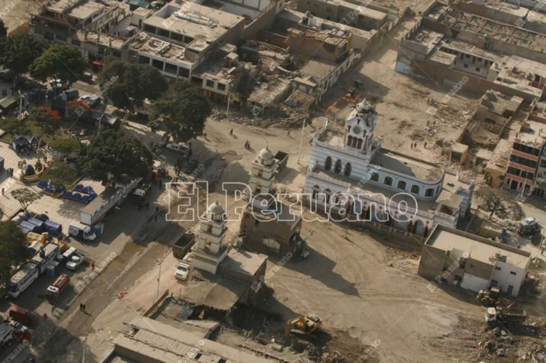 Pisco, 23 agosto 2007. Vista area de la iglesia y plaza de la ciudad de Pisco donde continúan las labores de remoción de escombros. Foto: ANDINA/ Carlos Lezama