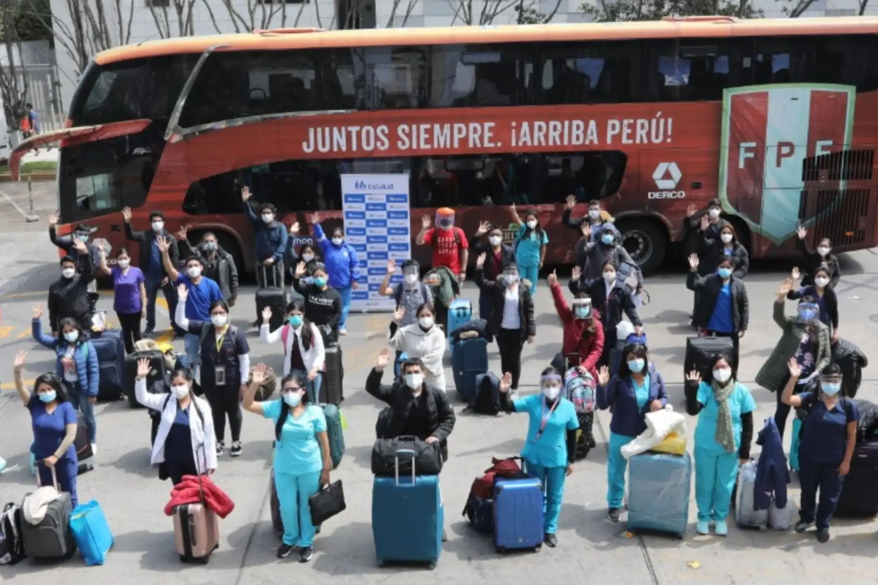 Una nueva delegación médica del Hospital Perú del Seguro Social de Salud (EsSalud), conformada por 46 profesionales de la salud, 26 médicos y 20 enfermeras, llegó hoy a Arequipa para sumarse al trabajo y reforzar las atenciones que viene brindando la institución en su lucha frontal contra el covid-19 en esa región del sur peruano. Foto: EsSalud