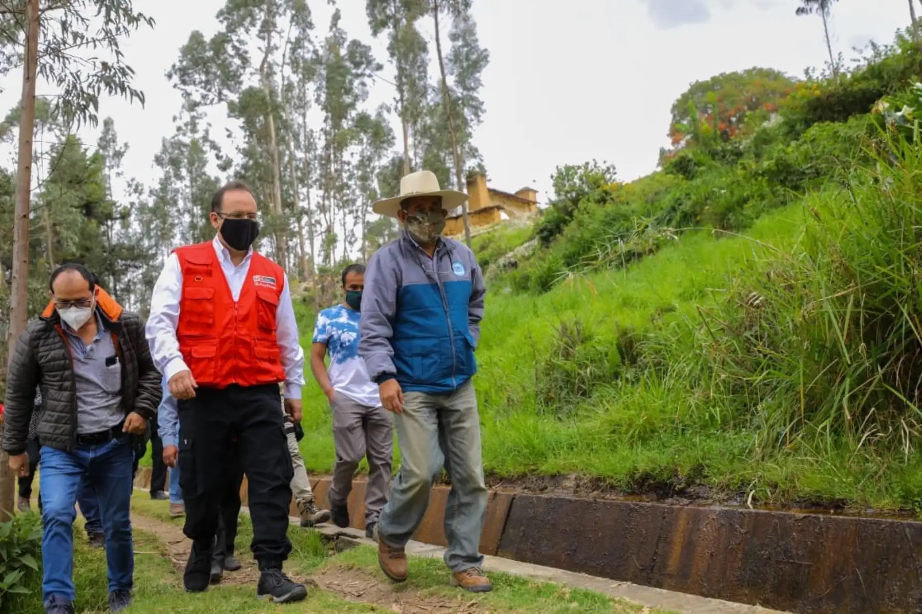 El ministro de la Producción, José Salardi, visitó piscigranja “El Paraíso” de Namora, en Cajamarca, donde sus autoridades y pobladores solicitaron financiamiento para su mantenimiento, a través del Fondo Nacional de Desarrollo Pesquero (FONDEPES). Lo acompañó el gobernador regional de Cajamarca, Mesías Guevara. de Foto: Produce