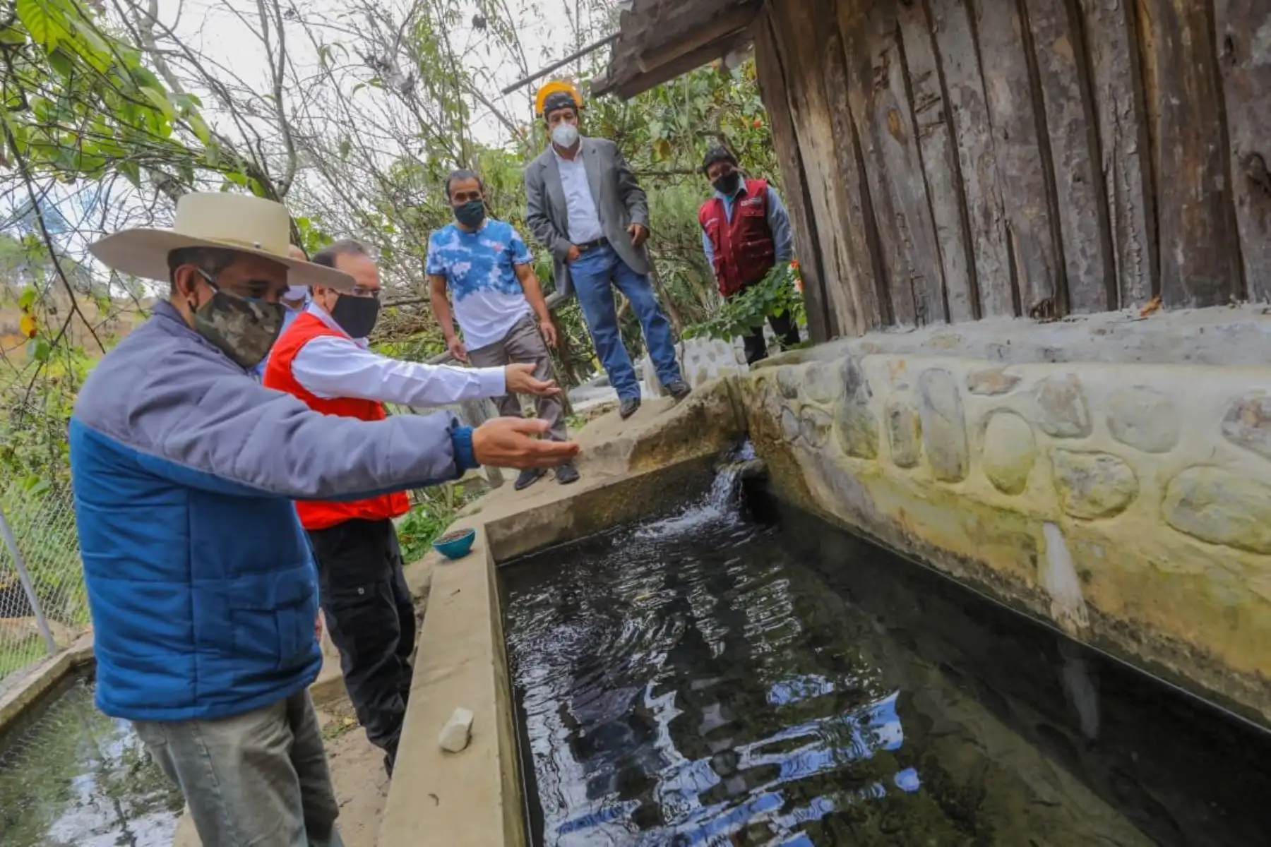 El ministro de la Producción, José Salardi, visitó piscigranja “El Paraíso” de Namora, en Cajamarca, donde sus autoridades y pobladores solicitaron financiamiento para su mantenimiento, a través del Fondo Nacional de Desarrollo Pesquero (FONDEPES). Lo acompañó el gobernador regional de Cajamarca, Mesías Guevara. de Foto: Produce