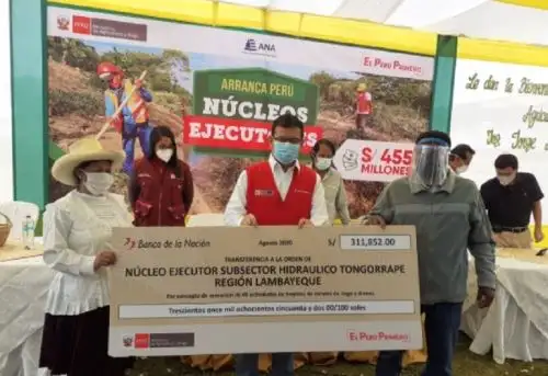 El ministro de Agricultura y Riego, Jorge Montenegro Chavesta, entregó hoy 17 cheques valorizados en 4 millones 414,301.35 soles a 17 núcleos ejecutores de la región Lambayeque, como parte de las acciones que realiza el sector para acelerar la reactivación del agro y dinamizar la economía. Foro: Ministerio de Agricultura y Riego