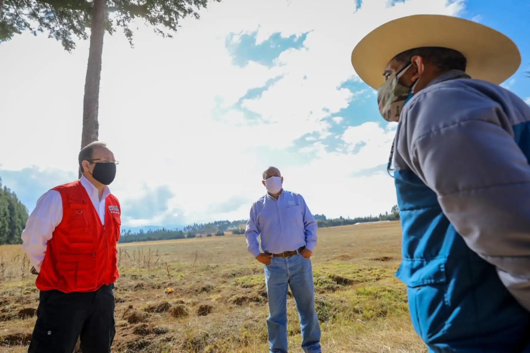 El ministro de la Producción, José Salardi, visitó además el predio donde donde se instalaría la nueva Unidad Técnica del CITEmadera, en la región Cajamarca. Foto: ANDINA/Produce