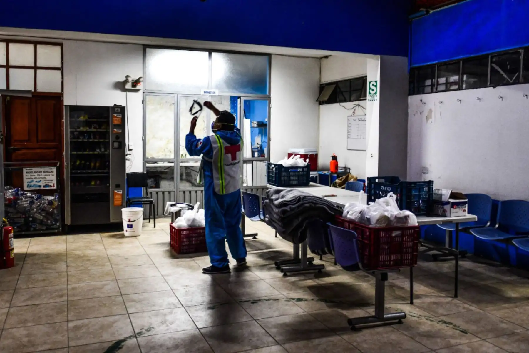 Los voluntarios de la Cruz Roja recorren los diversos hospitales de Arequipa para hacer llegar lonches nocturnos, kits humanitarios y frazadas para personas vulnerables en esta coyuntura por coronavirus. Foto: Cortesía/Diego Ramos Lupo
