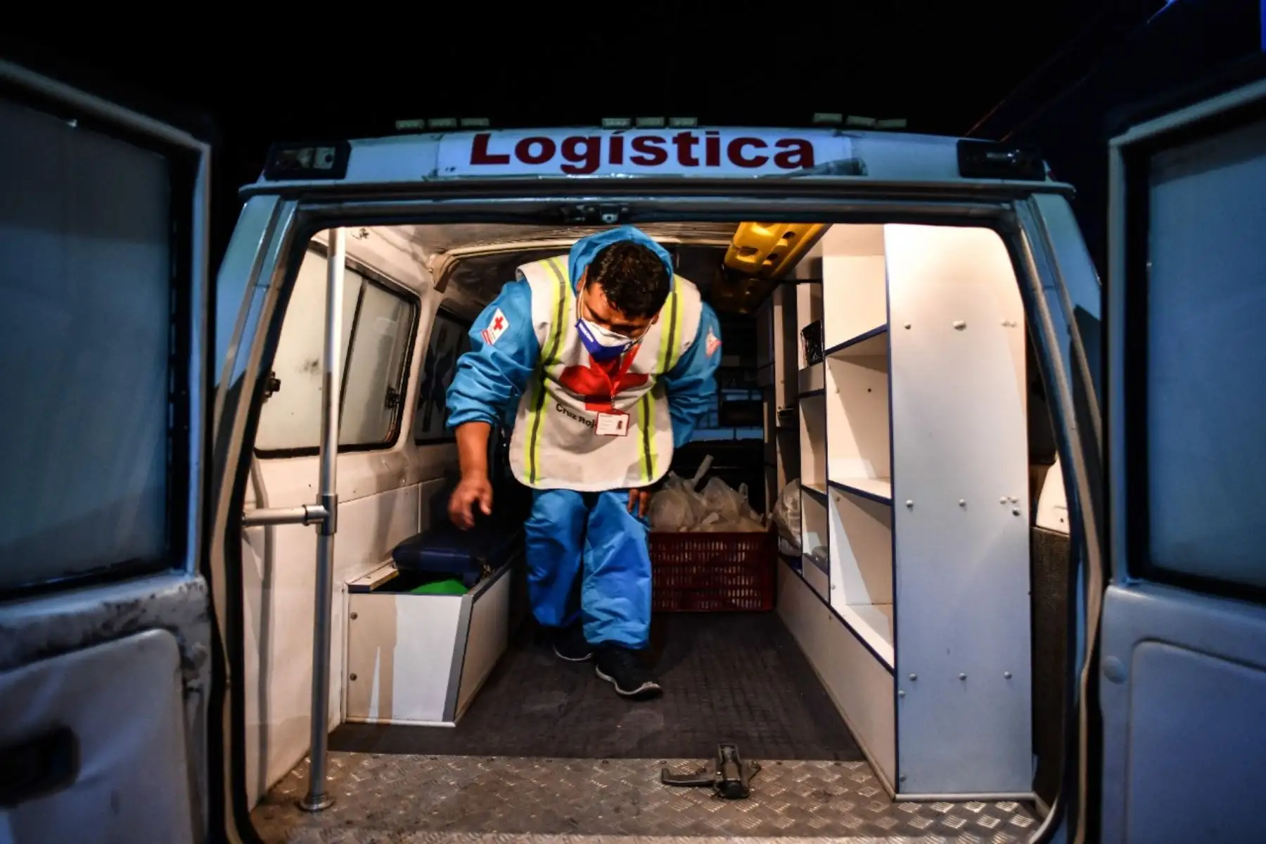 Los voluntarios de la Cruz Roja recorren los diversos hospitales de Arequipa para hacer llegar lonches nocturnos, kits humanitarios y frazadas para personas vulnerables en esta coyuntura por coronavirus. Foto: Cortesía/Diego Ramos Lupo