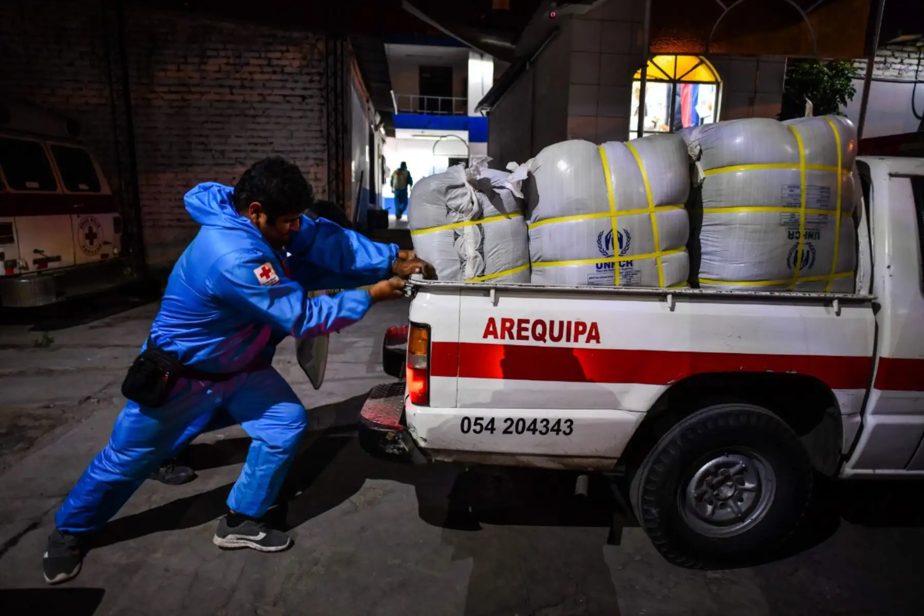 Los voluntarios de la Cruz Roja recorren los diversos hospitales de Arequipa para hacer llegar lonches nocturnos, kits humanitarios y frazadas para personas vulnerables en esta coyuntura por coronavirus. Foto: Cortesía/Diego Ramos Lupo
