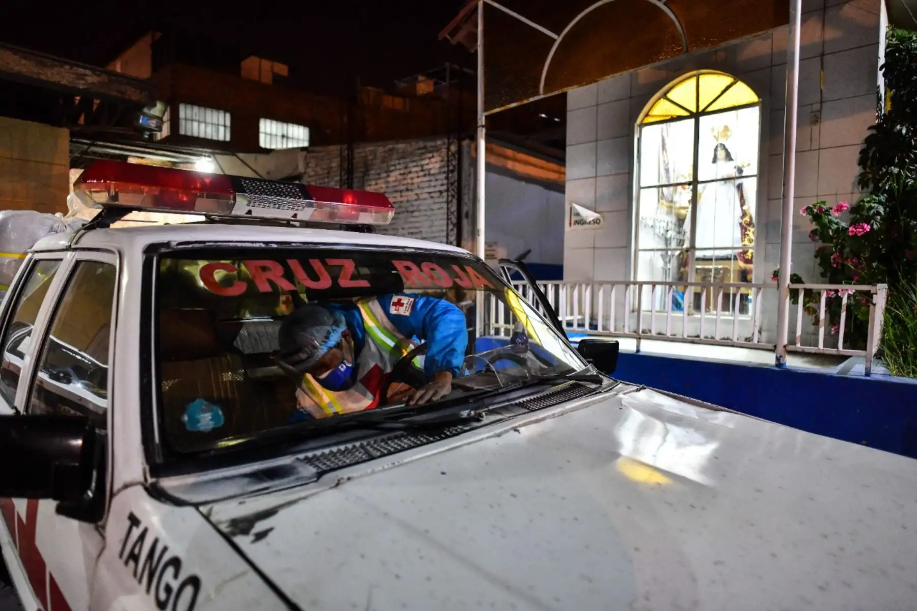 Los voluntarios de la Cruz Roja recorren los diversos hospitales de Arequipa para hacer llegar lonches nocturnos, kits humanitarios y frazadas para personas vulnerables en esta coyuntura por coronavirus. Foto: Cortesía/Diego Ramos Lupo