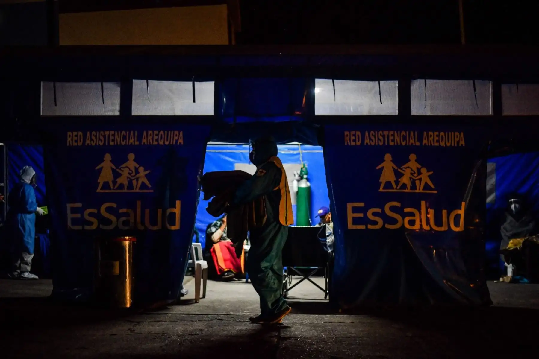 Los voluntarios de la Cruz Roja recorren los diversos hospitales de Arequipa para hacer llegar lonches nocturnos, kits humanitarios y frazadas para personas vulnerables en esta coyuntura por coronavirus. Foto: Cortesía/Diego Ramos Lupo