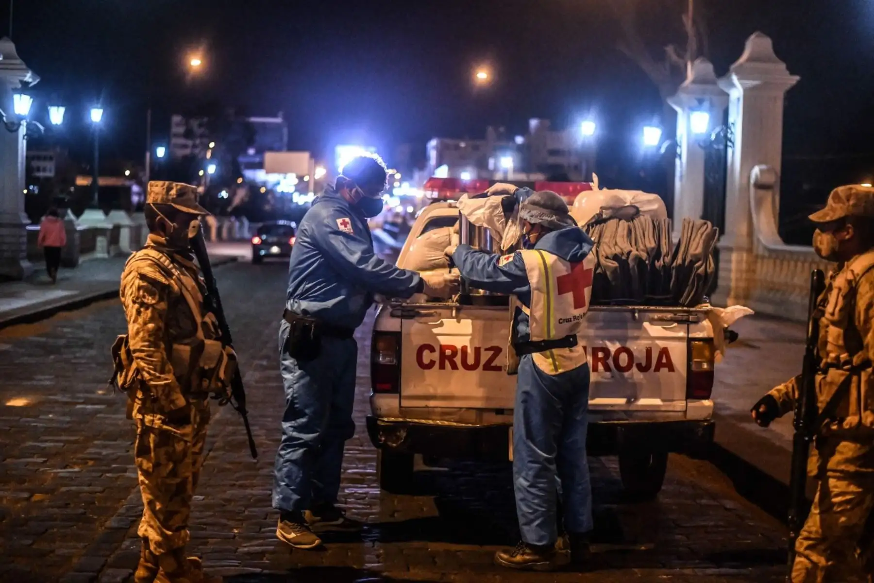 Los voluntarios de la Cruz Roja recorren los diversos hospitales de Arequipa para hacer llegar lonches nocturnos, kits humanitarios y frazadas para personas vulnerables en esta coyuntura por coronavirus. Foto: Cortesía/Diego Ramos Lupo