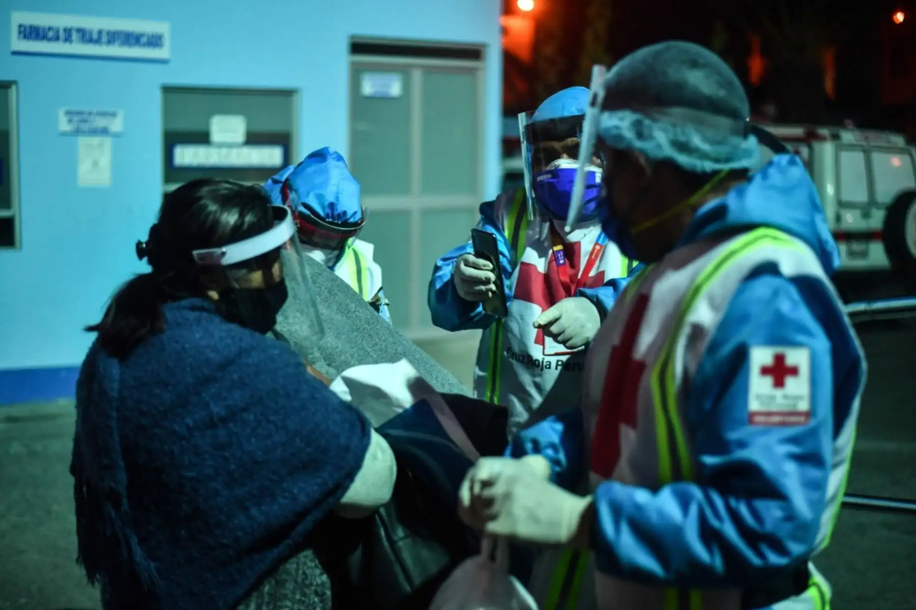 Los voluntarios de la Cruz Roja recorren los diversos hospitales de Arequipa para hacer llegar lonches nocturnos, kits humanitarios y frazadas para personas vulnerables en esta coyuntura por coronavirus. Foto: Cortesía/Diego Ramos Lupo