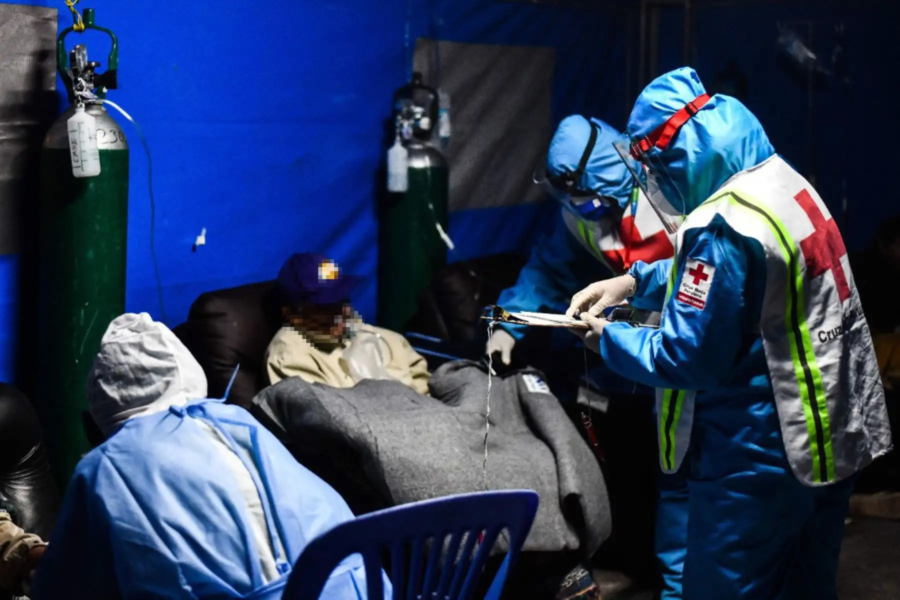 Los voluntarios de la Cruz Roja recorren los diversos hospitales de Arequipa para hacer llegar lonches nocturnos, kits humanitarios y frazadas para personas vulnerables en esta coyuntura por coronavirus. Foto: Cortesía/Diego Ramos Lupo