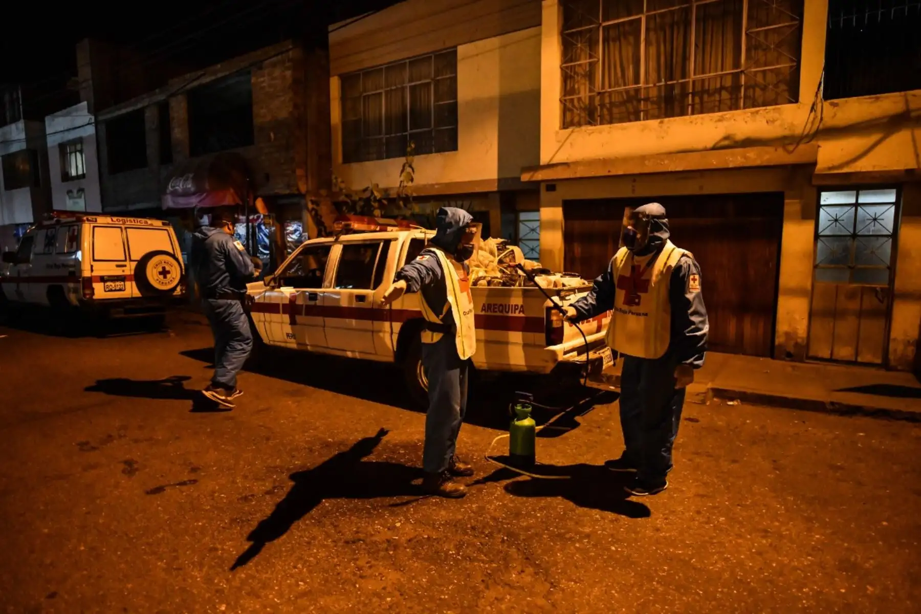 Los voluntarios de la Cruz Roja recorren los diversos hospitales de Arequipa para hacer llegar lonches nocturnos, kits humanitarios y frazadas para personas vulnerables en esta coyuntura por coronavirus. Foto: Cortesía/Diego Ramos Lupo