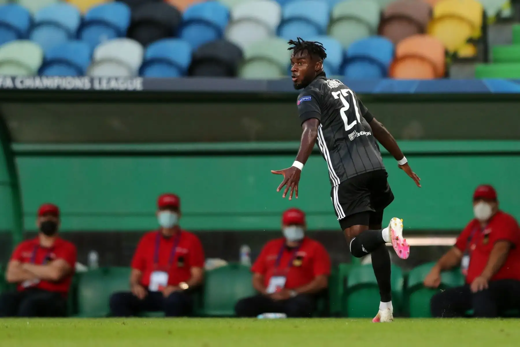 El delantero marfileño del Lyon, Maxwel Cornet, celebra su gol tras anotar el 1 a 0 al Manchester City por cuartos de final de la UEFA Champions League. Foto: AFP