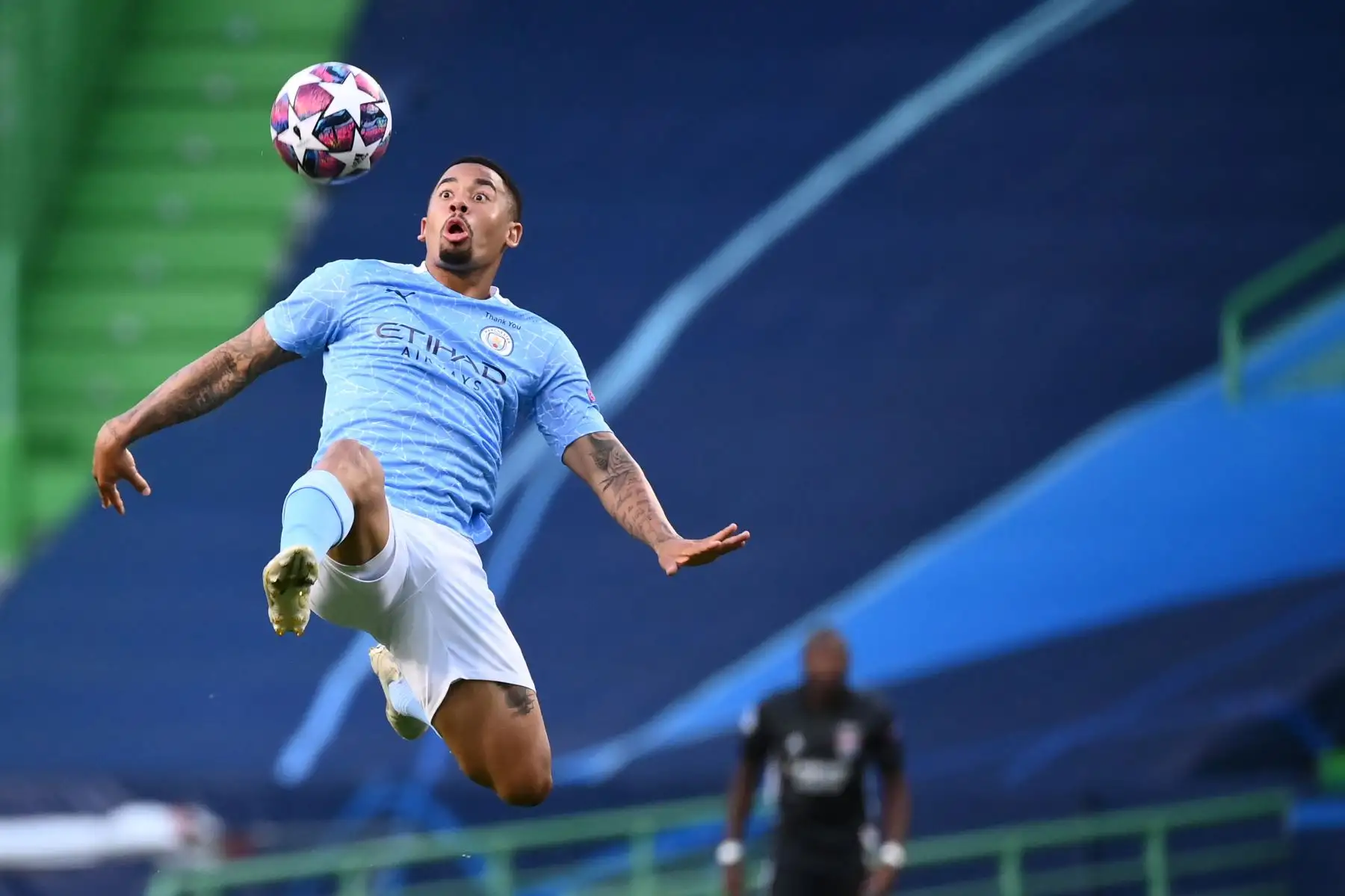 El delantero brasileño del Manchester City, Gabriel Jesus, salta por el balón durante el partido de fútbol de cuartos de final de la Liga de Campeones de la UEFA entre el Manchester City y el Lyon en el estadio Jose Alvalade, en Lisboa. Foto: AFP