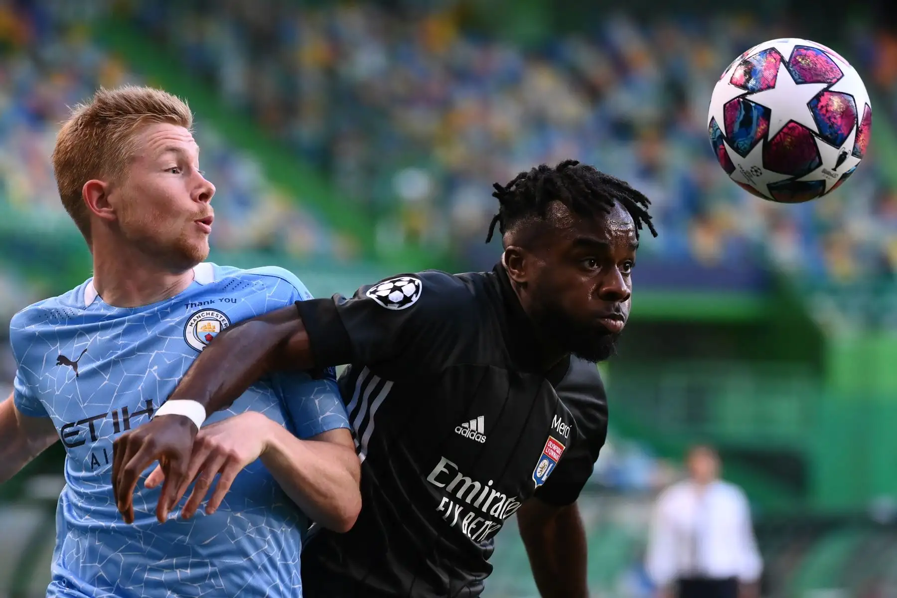 El centrocampista belga del Manchester City, Kevin De Bruyne, compite el balón con el delantero marfileño del Lyon, Maxwel Cornet, durante el partido de fútbol de cuartos de final de la Liga de Campeones de la UEFA. Foto: AFP