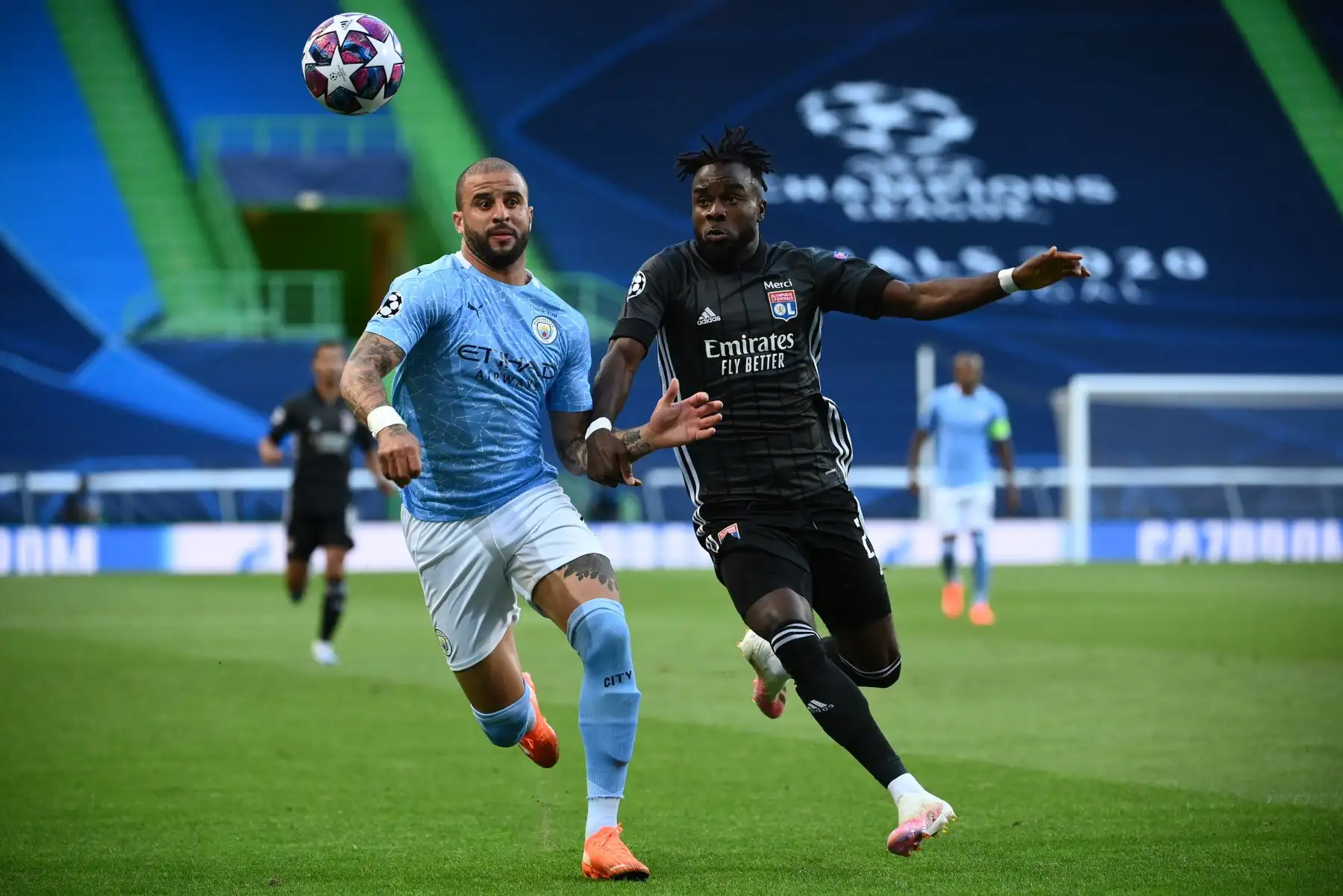 El defensor inglés del Manchester City, Kyle Walker, compite con el delantero marfileño de Lyon, Maxwel Cornet, durante el partido de fútbol que disputan el Manchester City y el Lyon por los cuartos de final de la  Liga de Campeones de la UEFA. Foto: AFP