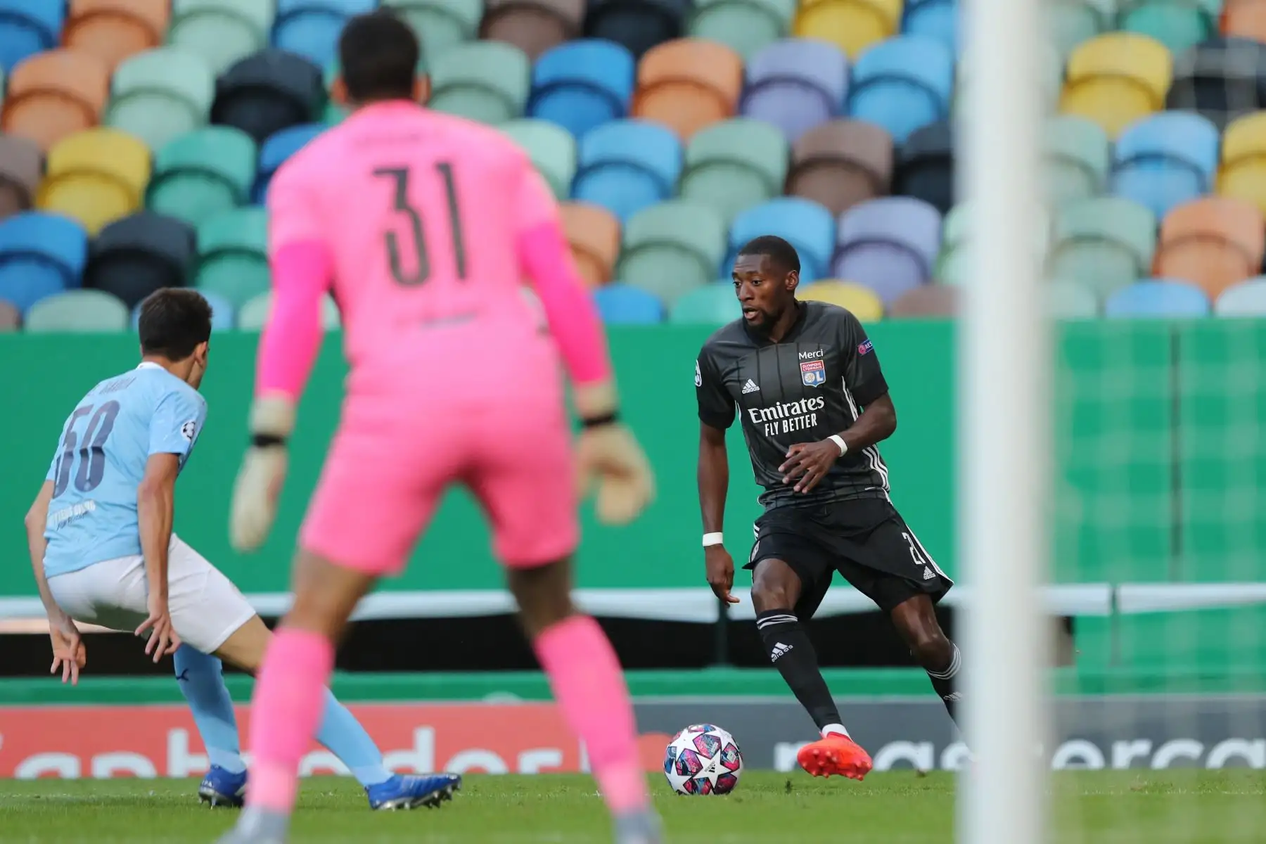 El defensor español del Manchester City, Eric García, compite con el delantero camerunés de Lyon, Karl Toko Ekambi, durante el partido de fútbol de cuartos de final de la Liga de Campeones de la UEFA. Foto: AFP