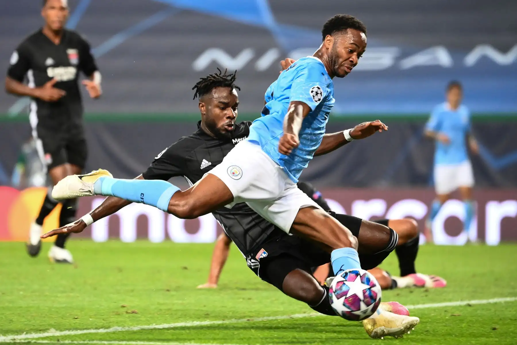 El delantero marfileño de Lyon, Maxwel Cornet, compite el balón con el mediocampista inglés del Manchester City, Raheem Sterling, durante el partido de fútbol de cuartos de final de la UEFA Champions League. Foto: AFP