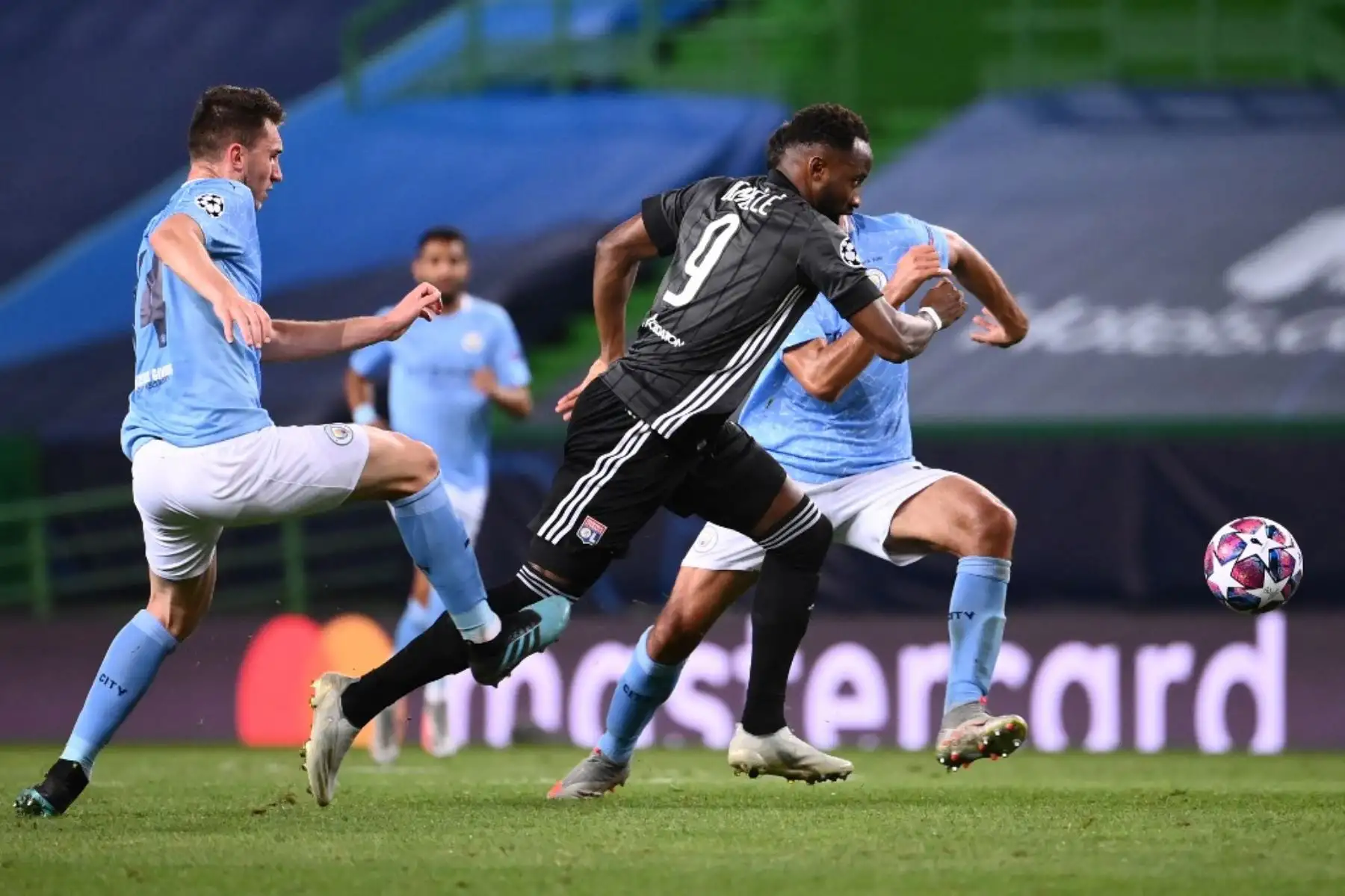 El delantero francés del Lyon Moussa Dembele compite con el defensor francés del Manchester City Aymeric Laporte durante el partido de fútbol de cuartos de final de la Liga de Campeones de la UEFA entre el Manchester City y el Lyon. Foto: AFP
