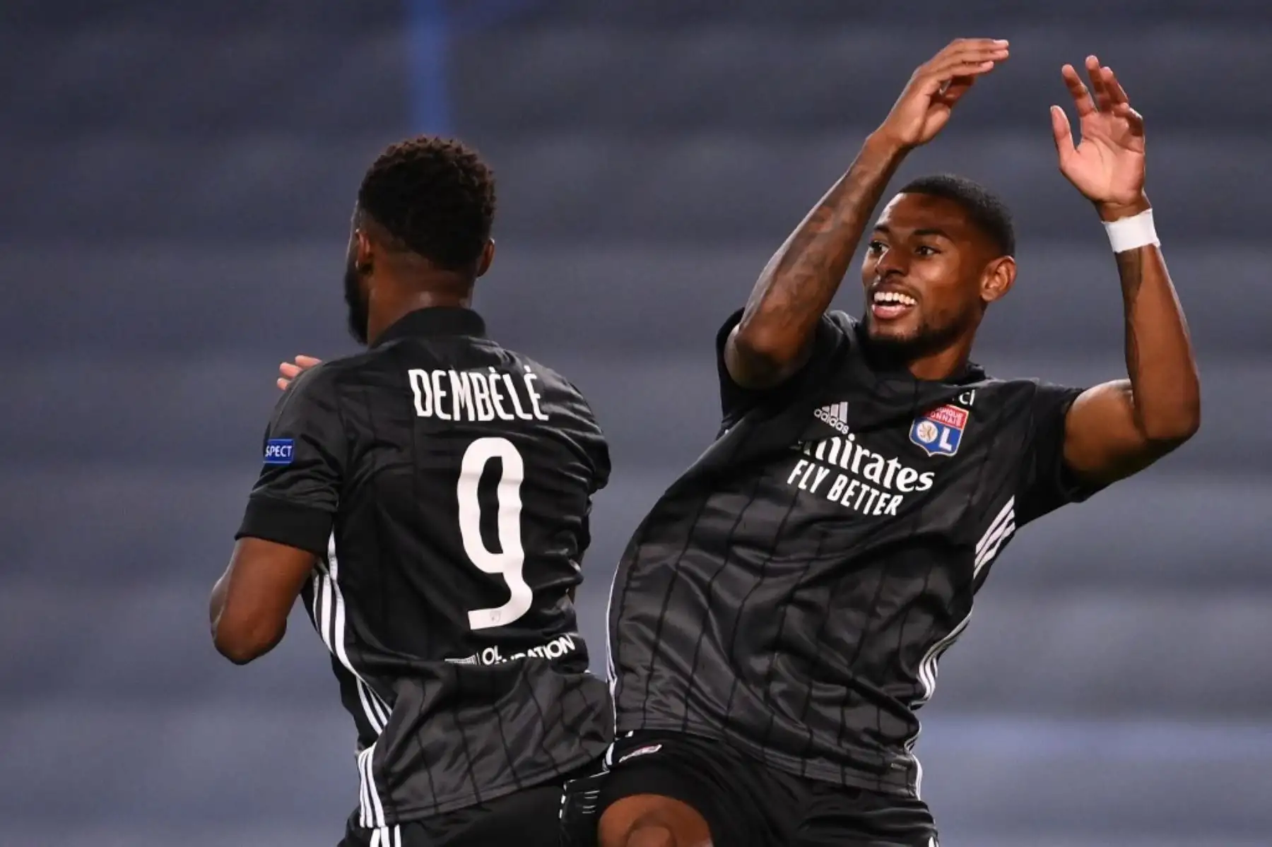 El delantero francés del Lyon, Moussa Dembele, celebra con el mediocampista francés del Lyon, Jeff Reine-Adelaide, después de anotar su segundo gol durante el partido de fútbol de cuartos de final de la Liga de Campeones de la UEFA entre el Manchester City y el Lyon. Foto: AFP