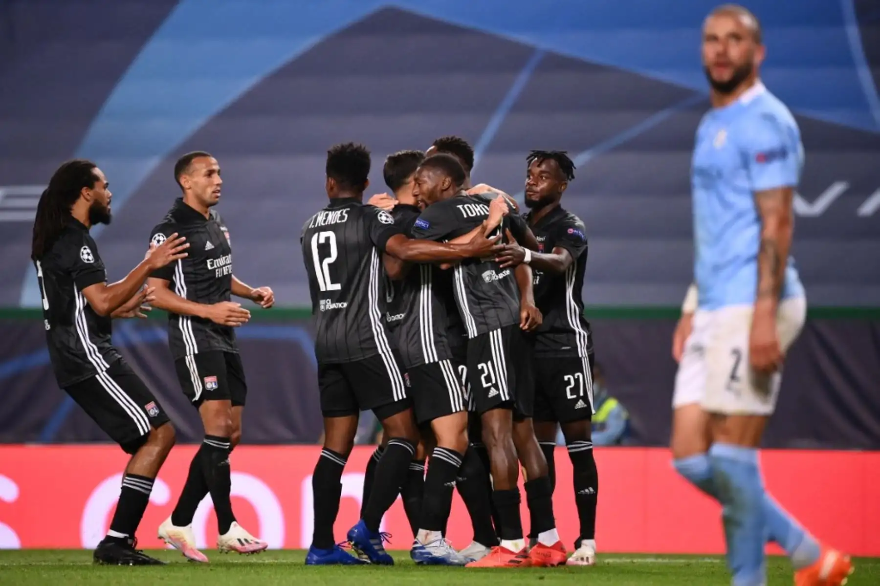 El delantero francés de Lyon, Moussa Dembele, celebra con sus compañeros de equipo después de anotar su primer gol, el segundo de Lyon, durante el partido de fútbol de cuartos de final de la UEFA Champions League entre Manchester City y Lyon. Foto: AFP