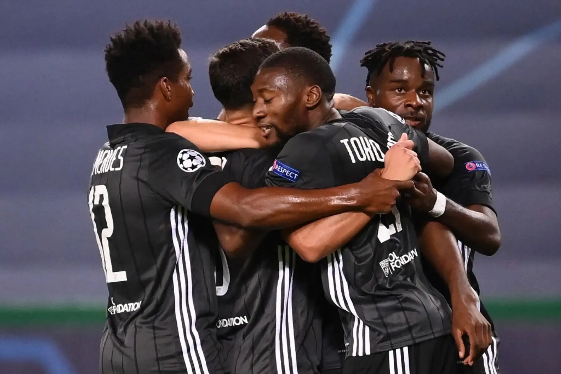 El delantero francés de Lyon, Moussa Dembele, celebra con sus compañeros de equipo después de anotar su primer gol, el segundo de Lyon, durante el partido de fútbol de cuartos de final de la UEFA Champions League entre Manchester City y Lyon. Foto: AFP