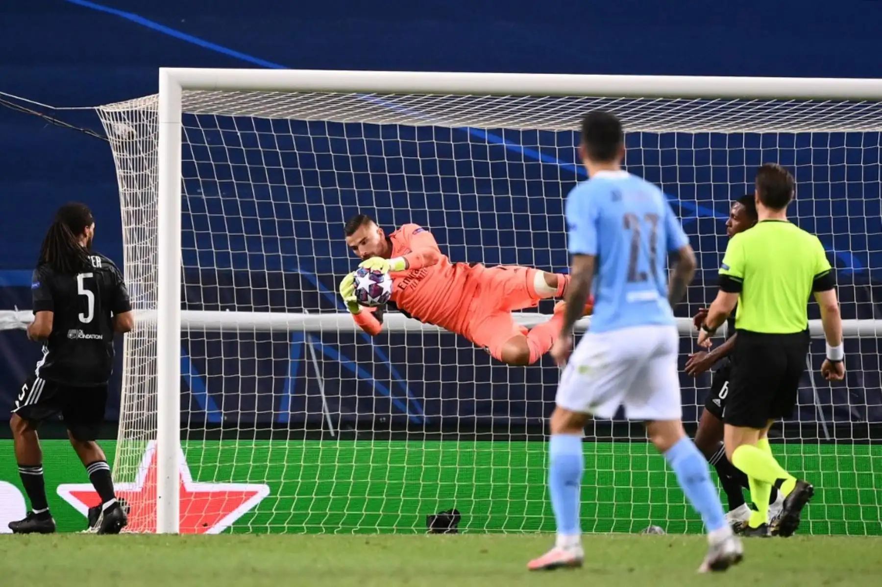 El portero portugués de Lyon Anthony Lopes hace una parada durante el partido de fútbol de cuartos de final de la Liga de Campeones de la UEFA entre el Manchester City y el Lyon. Foto: AFP