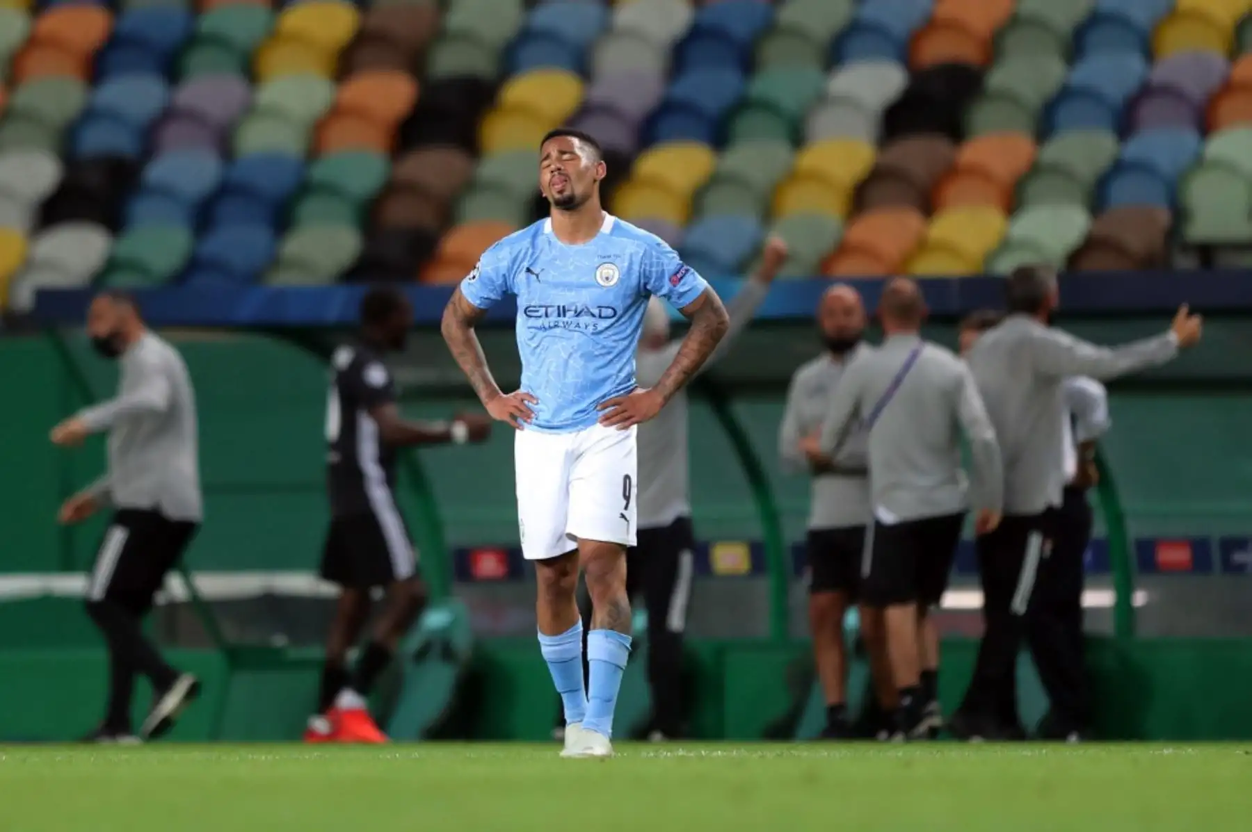 El delantero brasileño del Manchester City Gabriel Jesus reacciona al tercer gol del Lyon durante el partido de fútbol de cuartos de final de la UEFA Champions League entre el Manchester City y el Lyon. Foto: AFP