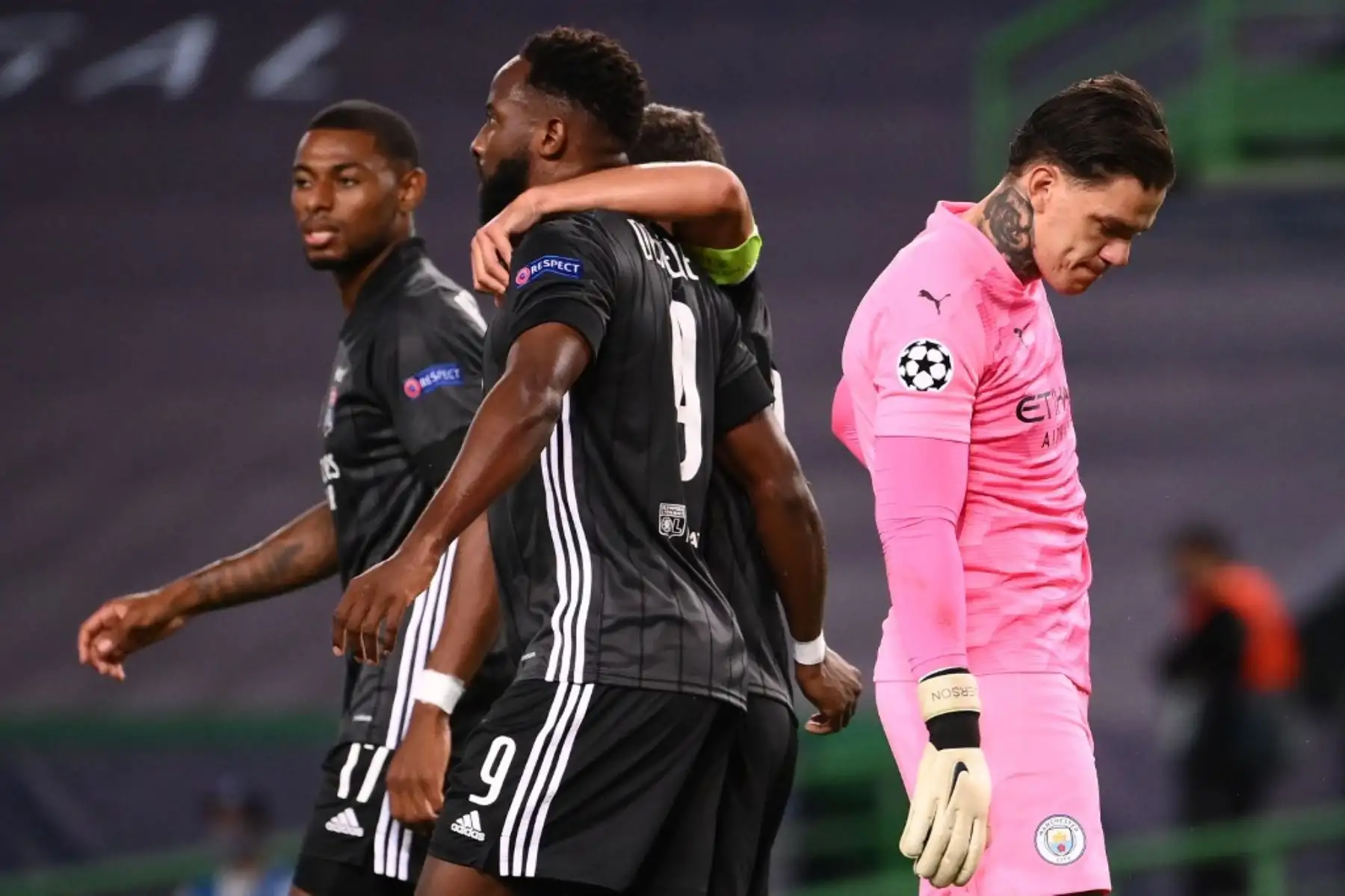 El portero brasileño del Manchester City Ederson reacciona al segundo gol del delantero francés de Lyon Moussa Dembele durante el partido de fútbol de cuartos de final de la UEFA Champions League entre Manchester City y Lyon. Foto: AFP