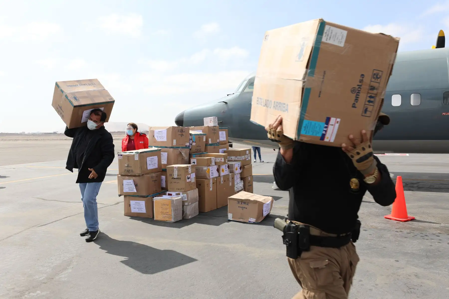 Entrega de insumos médicos para hospitales y para la población de Tacna para hacerle frente al covid-19. Foto: ANDINA/Prensa Presidencia