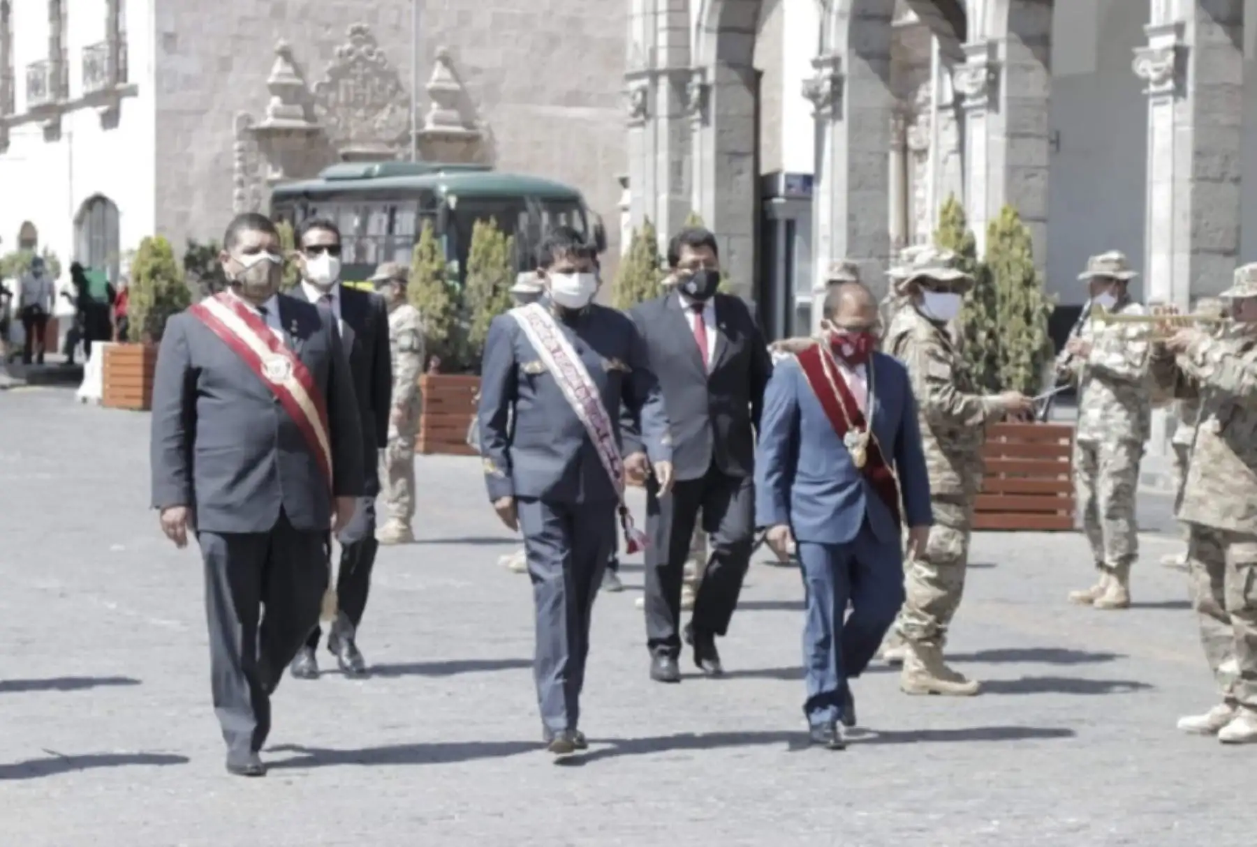 La ciudad de Arequipa conmemoró hoy su 480 aniversario de fundación española, en una coyuntura de emergencia sanitaria y cuarentena focalizada por la pandemia del nuevo coronavirus, con una ceremonia protocolar a la que asistieron las principales autoridades de la Ciudad Blanca. Foto: Gobierno Regional de Arequipa