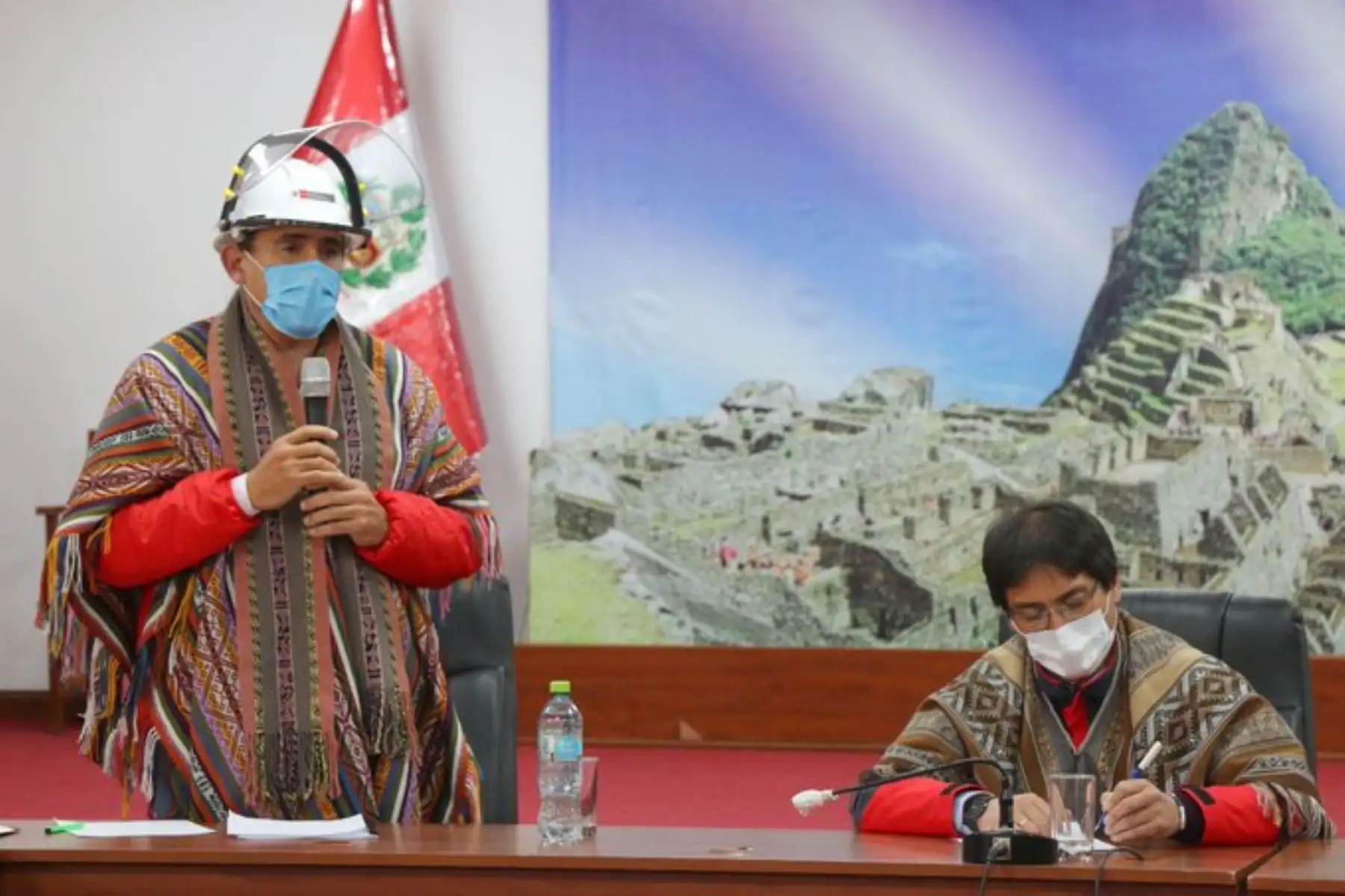 El ministro de Transportes y Comunicaciones, Carlos Estremadoyro, entregó hoy en la región Cusco dos toneladas de ayuda en equipos de bioseguridad y medicinas para la Dirección Regional de Salud (Diresa). ANDINA/Difusión