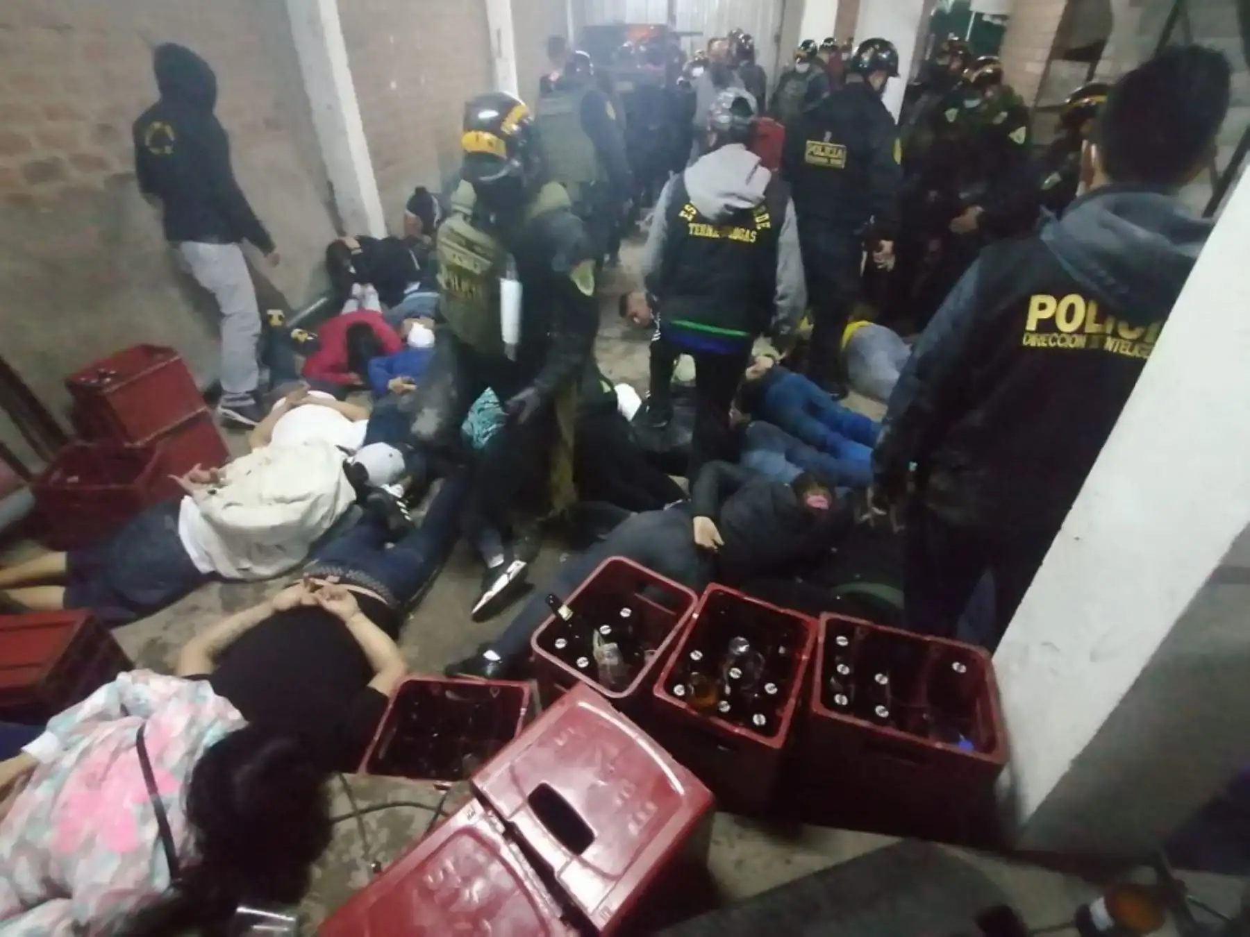 Personal policial intervino a 90 personas aproximadamente en el interior de un inmueble ubicado en Jicamarca, donde se organizaba una fiesta sin acatar las normas establecidas por el Gobierno. Foto: PNP