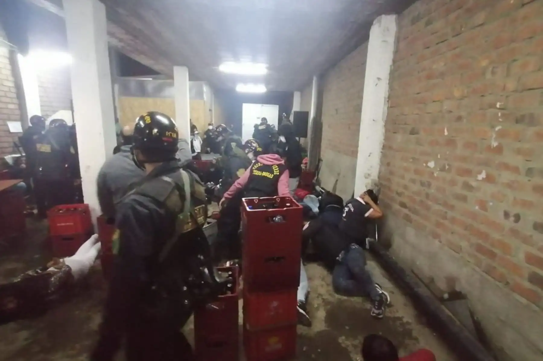 Personal policial intervino a 90 personas aproximadamente en el interior de un inmueble ubicado en Jicamarca, donde se organizaba una fiesta sin acatar las normas establecidas por el Gobierno. Foto: PNP