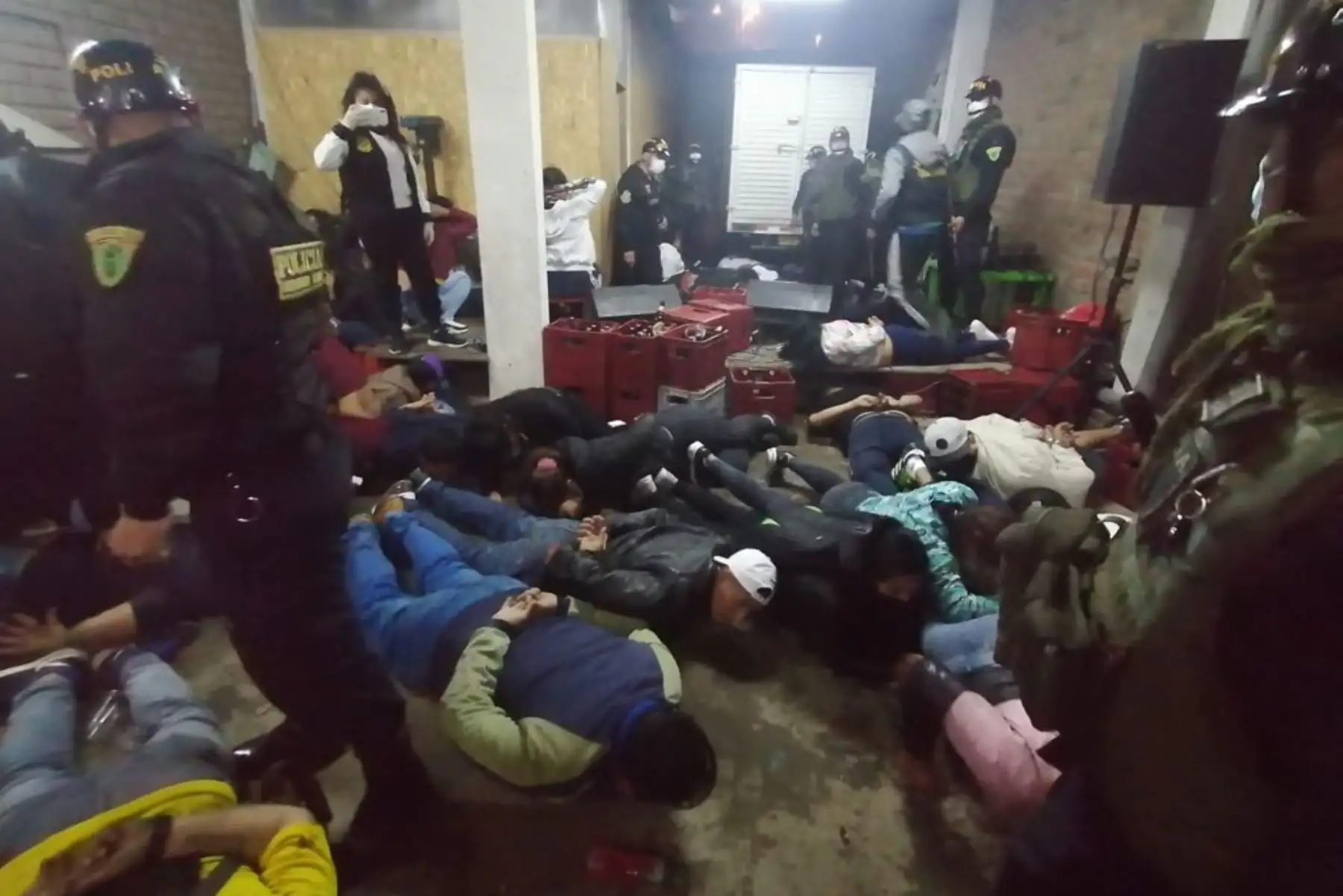 Personal policial intervino a 90 personas aproximadamente en el interior de un imnuble ubicado en Jicamarca, donde se organizaba una fiesta sin acatar las normas establecidas por el Gobierno. Foto: PNP