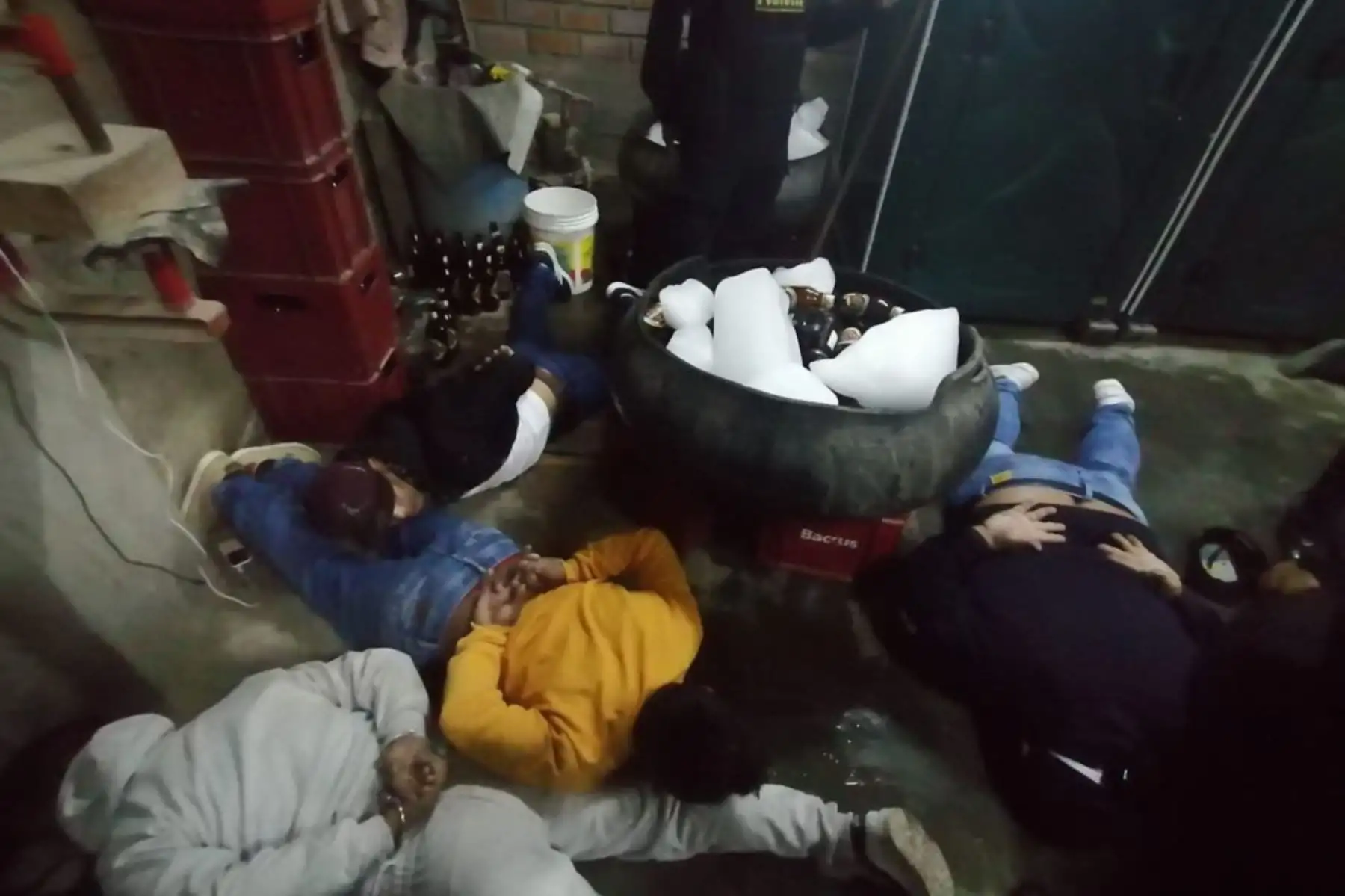 Personal policial intervino a 90 personas aproximadamente en el interior de un inmueble ubicado en Jicamarca, donde se organizaba una fiesta sin acatar las normas establecidas por el Gobierno. Foto: PNP
