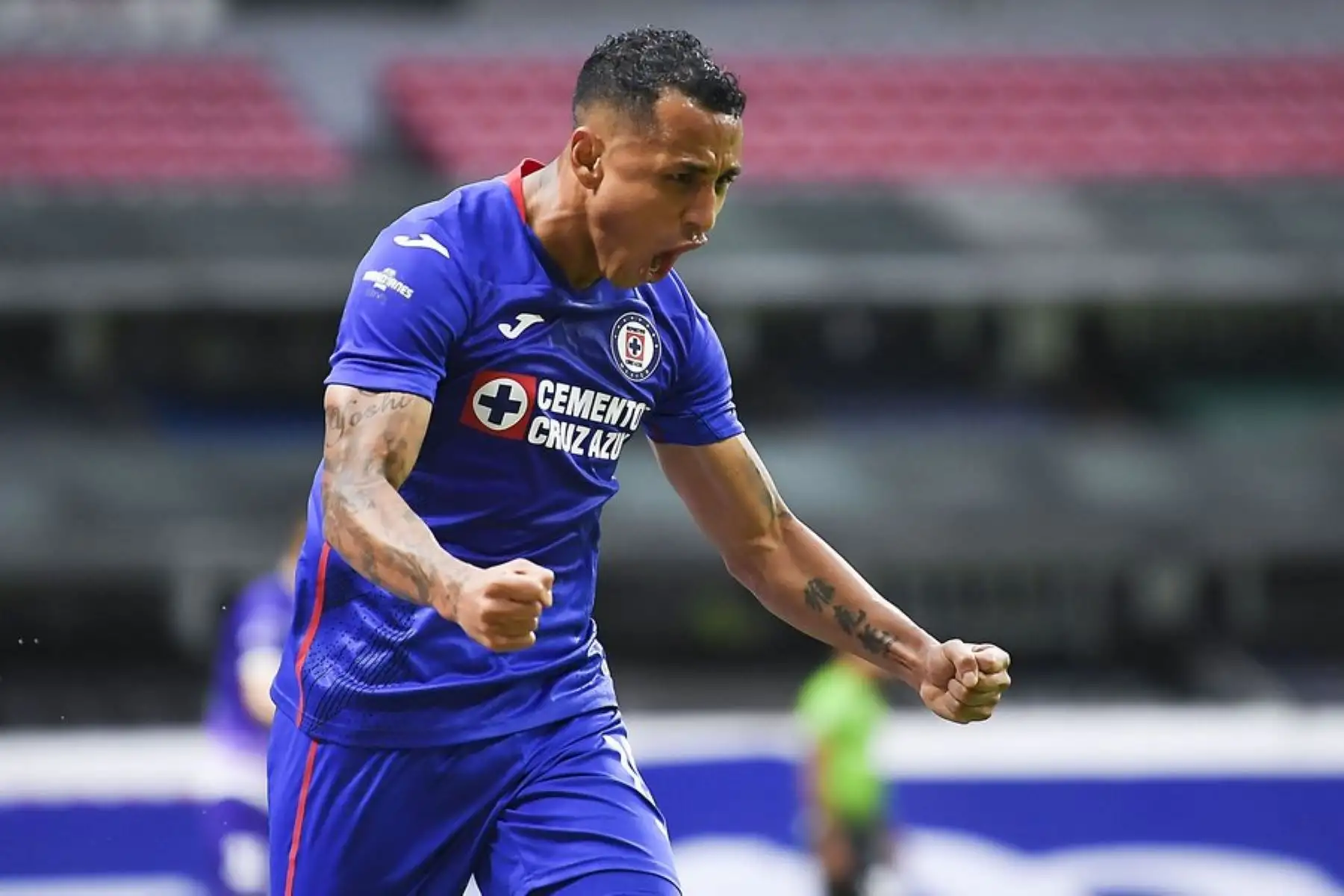 Yoshimar Yotún anotó soberbio gol en México, pero salió lesionado