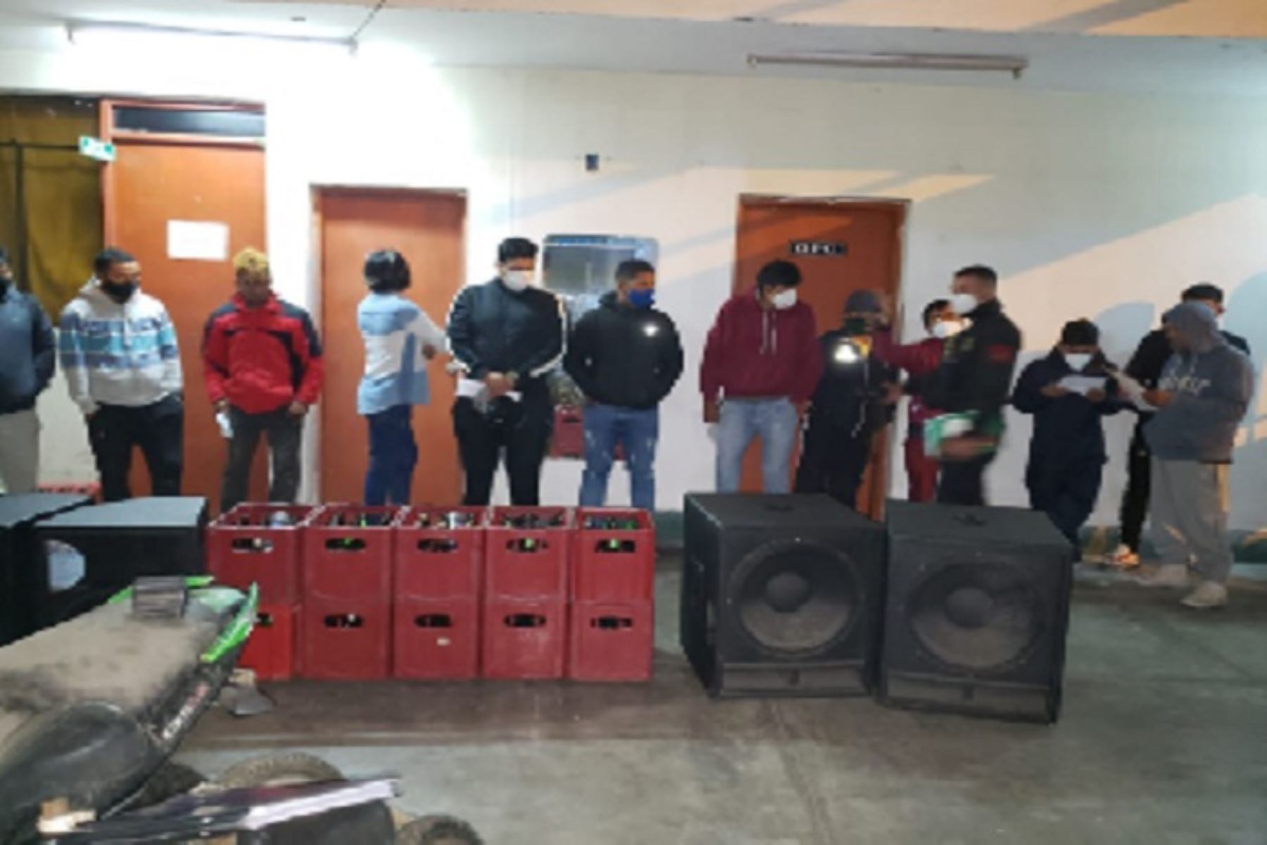 Agentes del Escuadrón de Emergencia de Chimbote detuvieron a 19 personas, entre hombres y mujeres, entre ellos miembros de la orquesta musical contratada para la celebración.