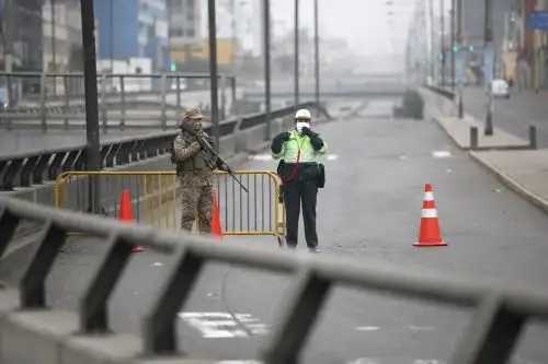 Fuerzas Armadas y Policía Nacional supervisan el cumplimiento de la orden de inmovilización social obligatoria este domingo. Foto: ANDINA/Juan Carlos Guzmán